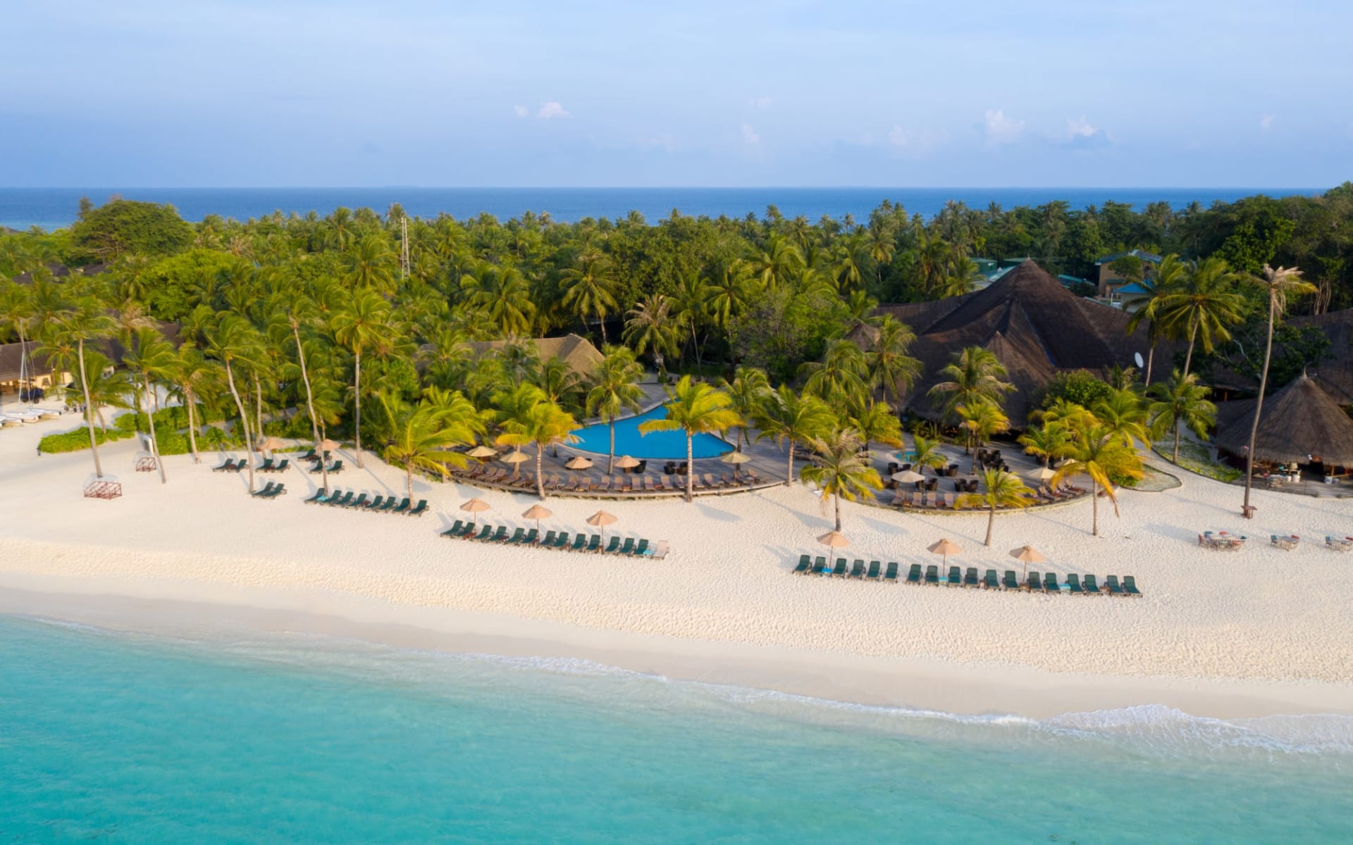 Kuredu Island Resort & Spa in Lhaviyani-Atoll: Main Pool Kuredu Island Resort & Spa in Lhaviyani-Atoll: Main Pool