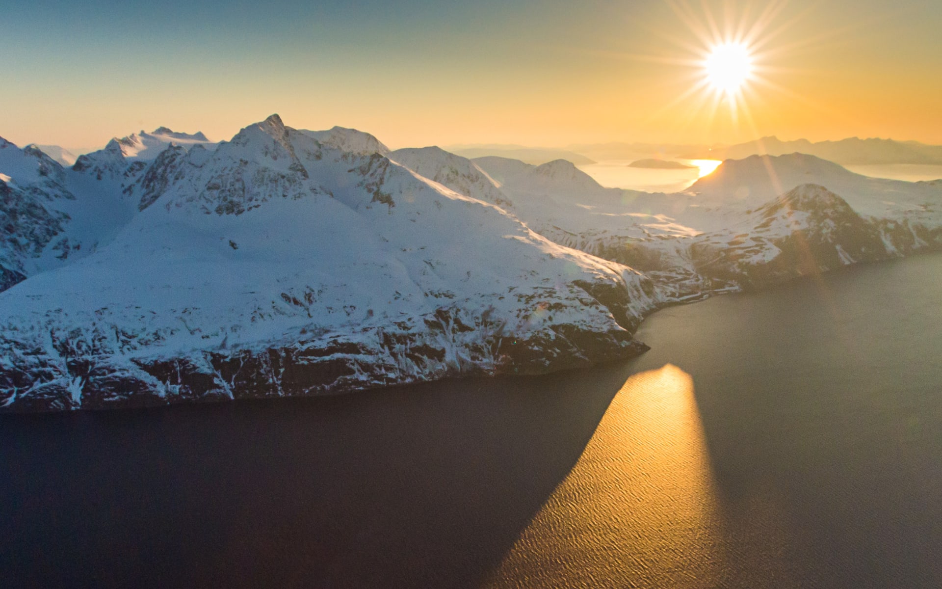 NZZ-Leserreise - Arktisches Norwegen - Expedition Nordlichter auf der MS Spitsbergen ab Tromsö: Lyngenfjord_Sonnenuntegang_Hurtigruten_ØrjanBertelsen