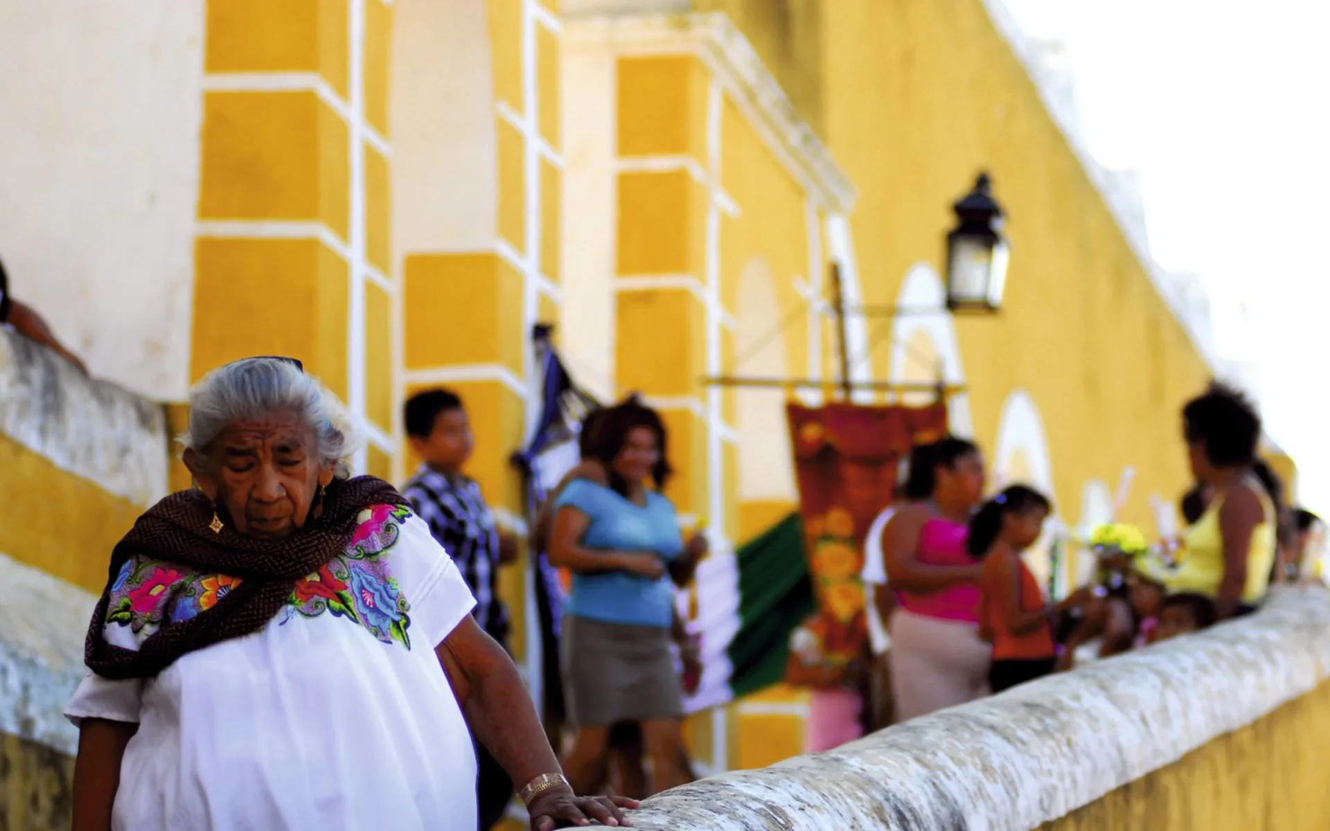 Mini Yucatán ab Cancún: Mexico - Yucatan - Frauen vor einem gelben Haus Mini Yucatán ab Cancún: Mexico - Yucatan - Frauen vor einem gelben Haus