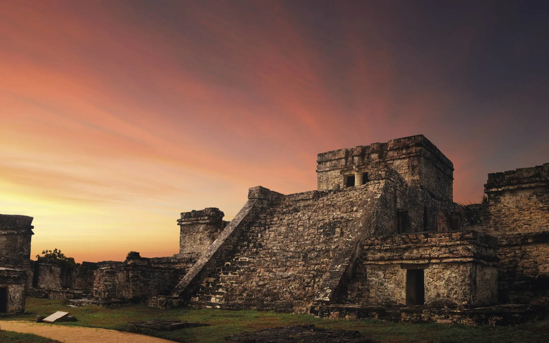 Premium: Gruppenreise Yucatán Haciendas ab Cancún: Mexico - Yucatan - Maya Ruinen bei Sonnenuntergang Premium: Gruppenreise Yucatán Haciendas ab Cancún: Mexico - Yucatan - Maya Ruinen bei Sonnenuntergang