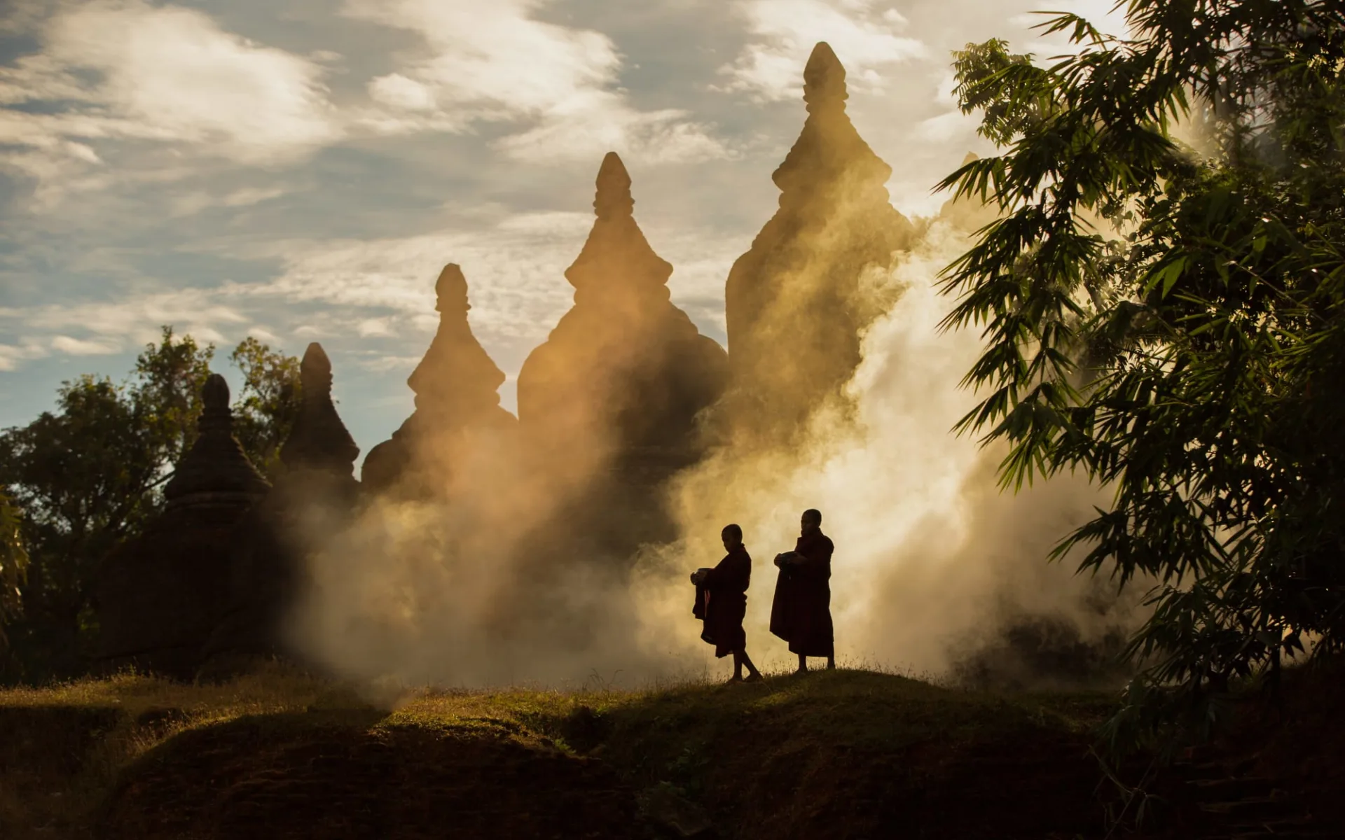 Myanmar - Land der Tempel und Pagoden ab Mandalay: Monks in front of Pagodas Myanmar - Land der Tempel und Pagoden ab Mandalay: Monks in front of Pagodas