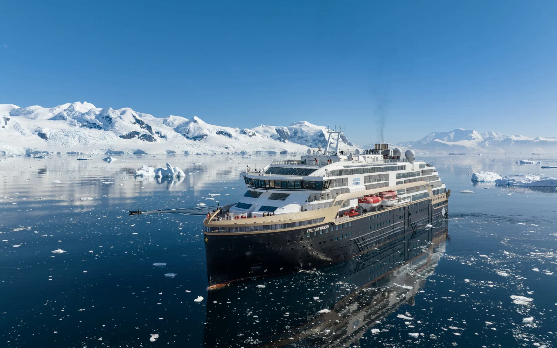 Ikonische Antarktis - Die Route der Entdecker ab Buenos Aires: MSFridtjofNansen-Antarctica-NekoHarbour-EspenMills-38538510-Photo_Espen_Mills