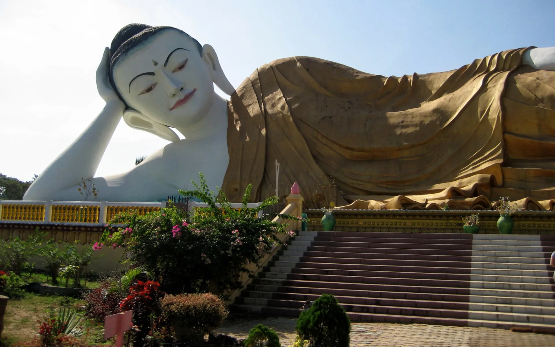 Der magische goldene Felsen ab Yangon: Myanmar Bago Giant Buddha