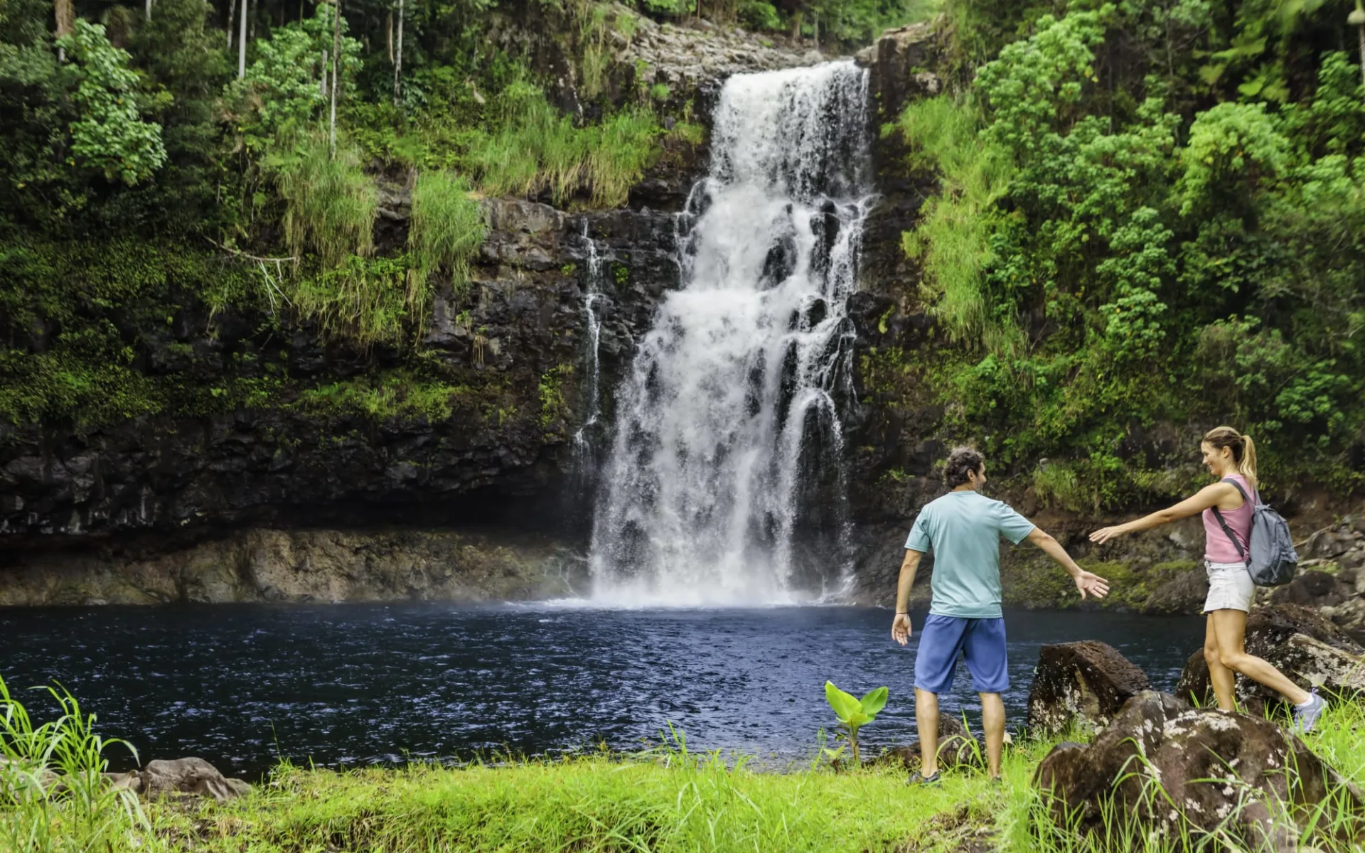 Inselwelten Hawaiis ab Honolulu: ncl_Hawaii_couple_waterfall_1 Inselwelten Hawaiis ab Honolulu: ncl_Hawaii_couple_waterfall_1