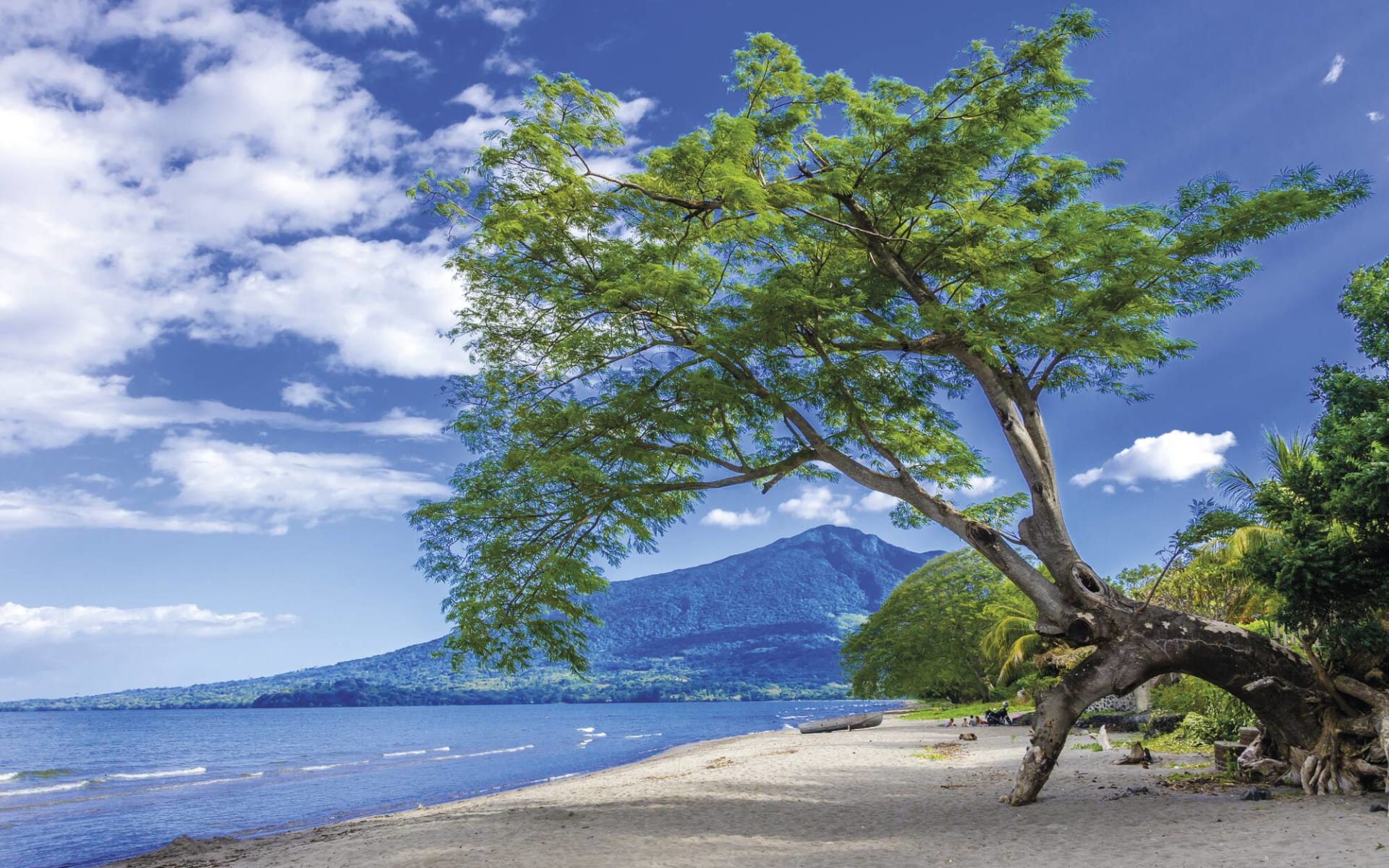 Nicaragua Aktiv ab Managua: Nicaragua - Ometepe - Strand mit Blick auf Vulkan