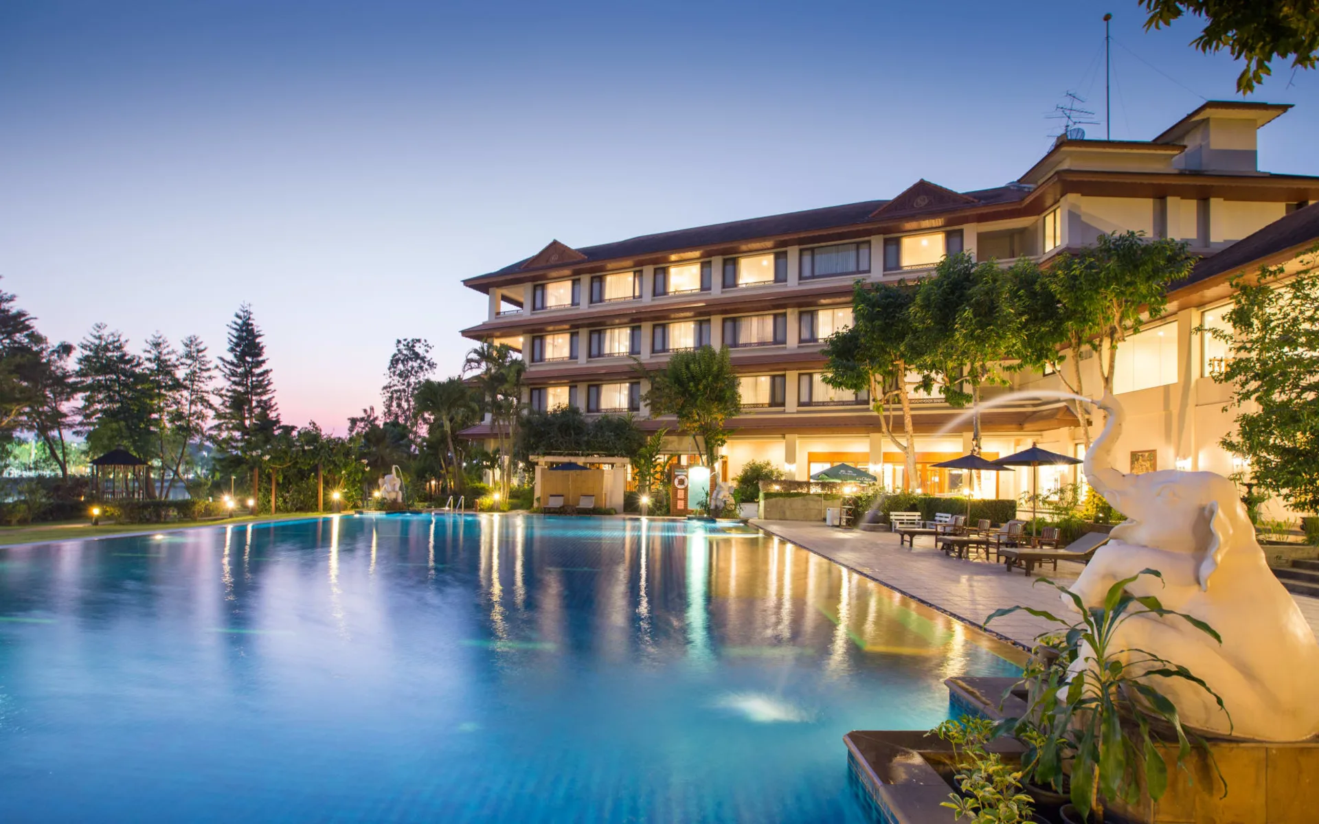 Imperial River House in Chiang Rai: Evening Mood Imperial River House in Chiang Rai: Evening Mood
