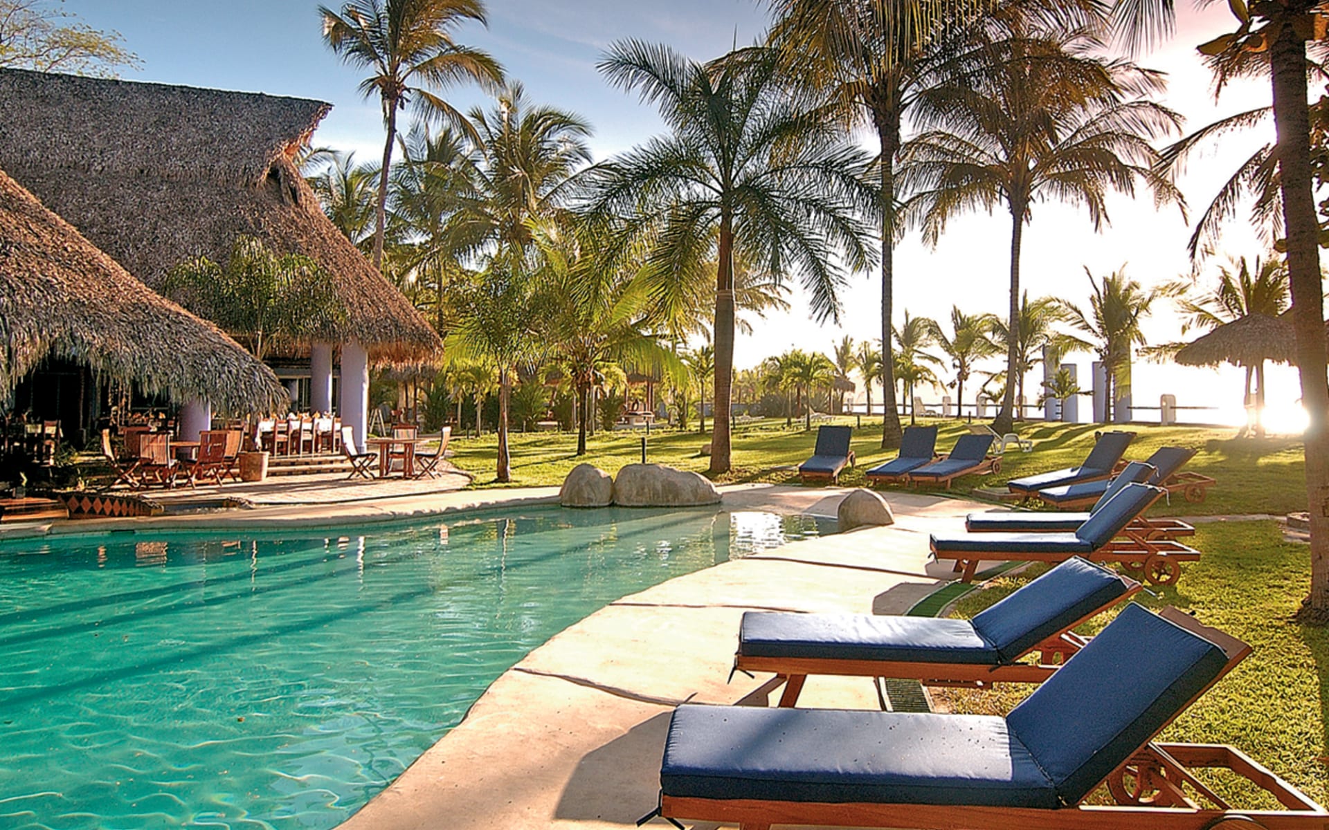 Bahia del Sol Beachfront Boutique Hotel in Playa Potrero: pool bahia del sol liegestühle Bahia del Sol Beachfront Boutique Hotel in Playa Potrero: pool bahia del sol liegestühle