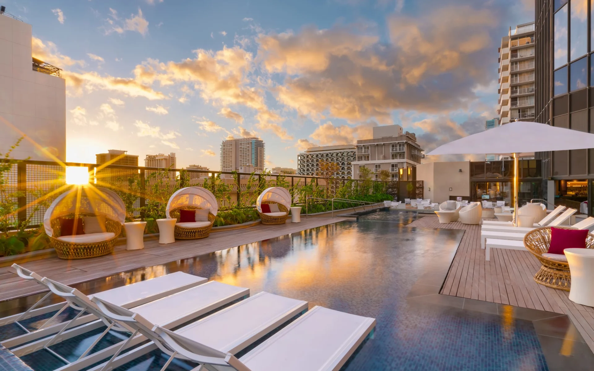 Hyatt Centric Waikiki Beach in Honolulu: Hotelpool Hyatt Centric Waikiki Beach in Honolulu: Hotelpool