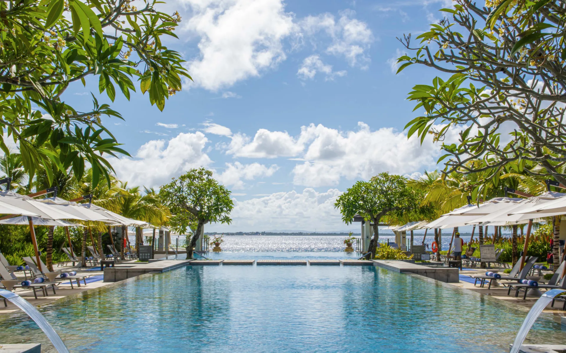 Crimson Resort & Spa Mactan in Cebu: Infinity Pool Crimson Resort & Spa Mactan in Cebu: Infinity Pool