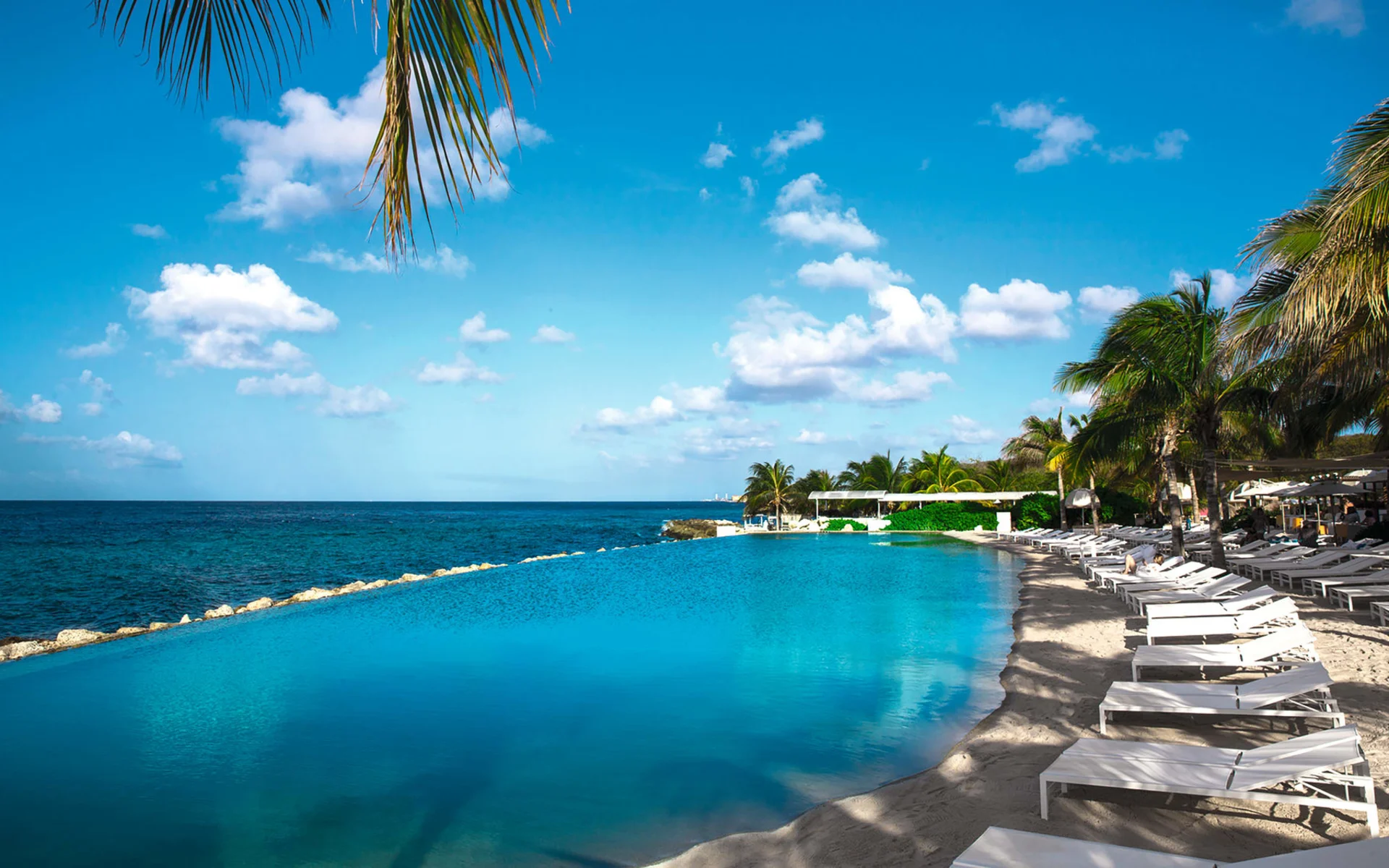 Papagayo Beach Hotel in Curaçao: pool papagayo beach hotel pool meer Papagayo Beach Hotel in Curaçao: pool papagayo beach hotel pool meer