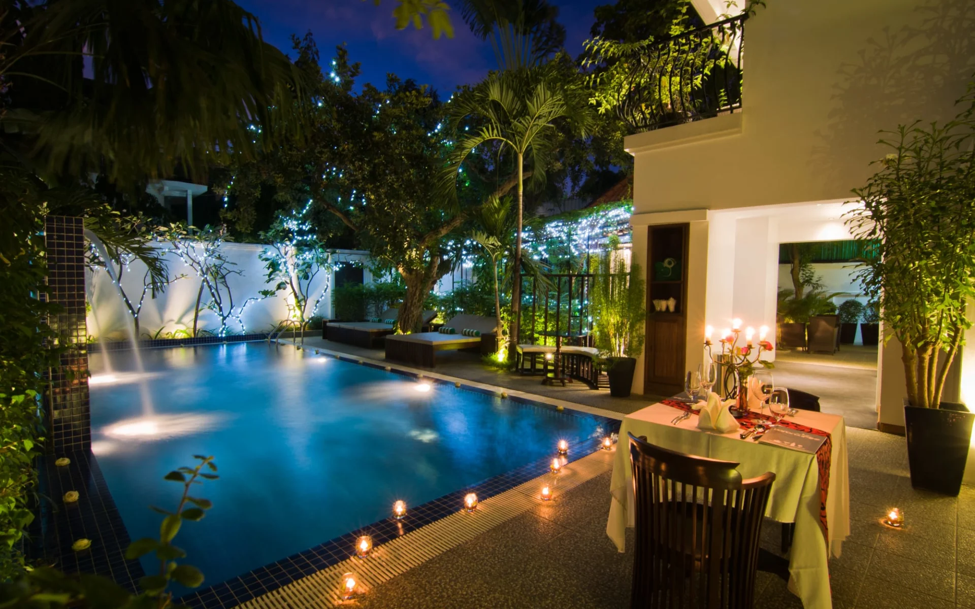 La Rose Suites in Phnom Penh: Pool at night La Rose Suites in Phnom Penh: Pool at night