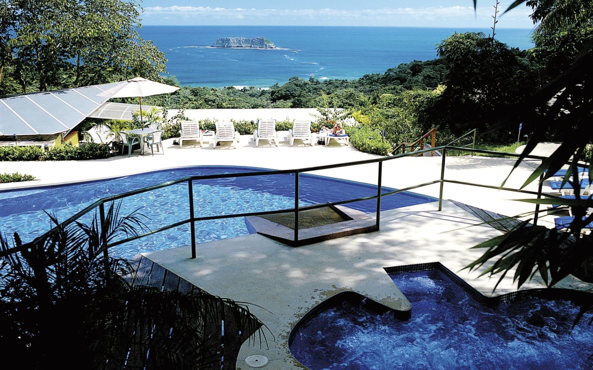 Si Como No Resort in Quepos: pool si como no pool meer Si Como No Resort in Quepos: pool si como no pool meer