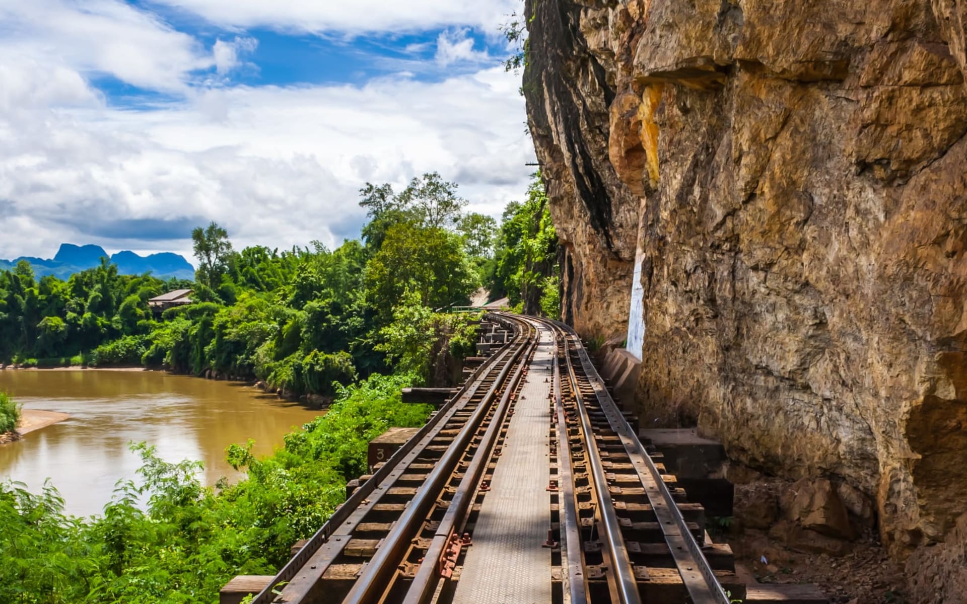River Kwai Soft Adventure & Elefanten Erlebnis ab Bangkok: River Kwai Railway Bridge River Kwai Soft Adventure & Elefanten Erlebnis ab Bangkok: River Kwai Railway Bridge