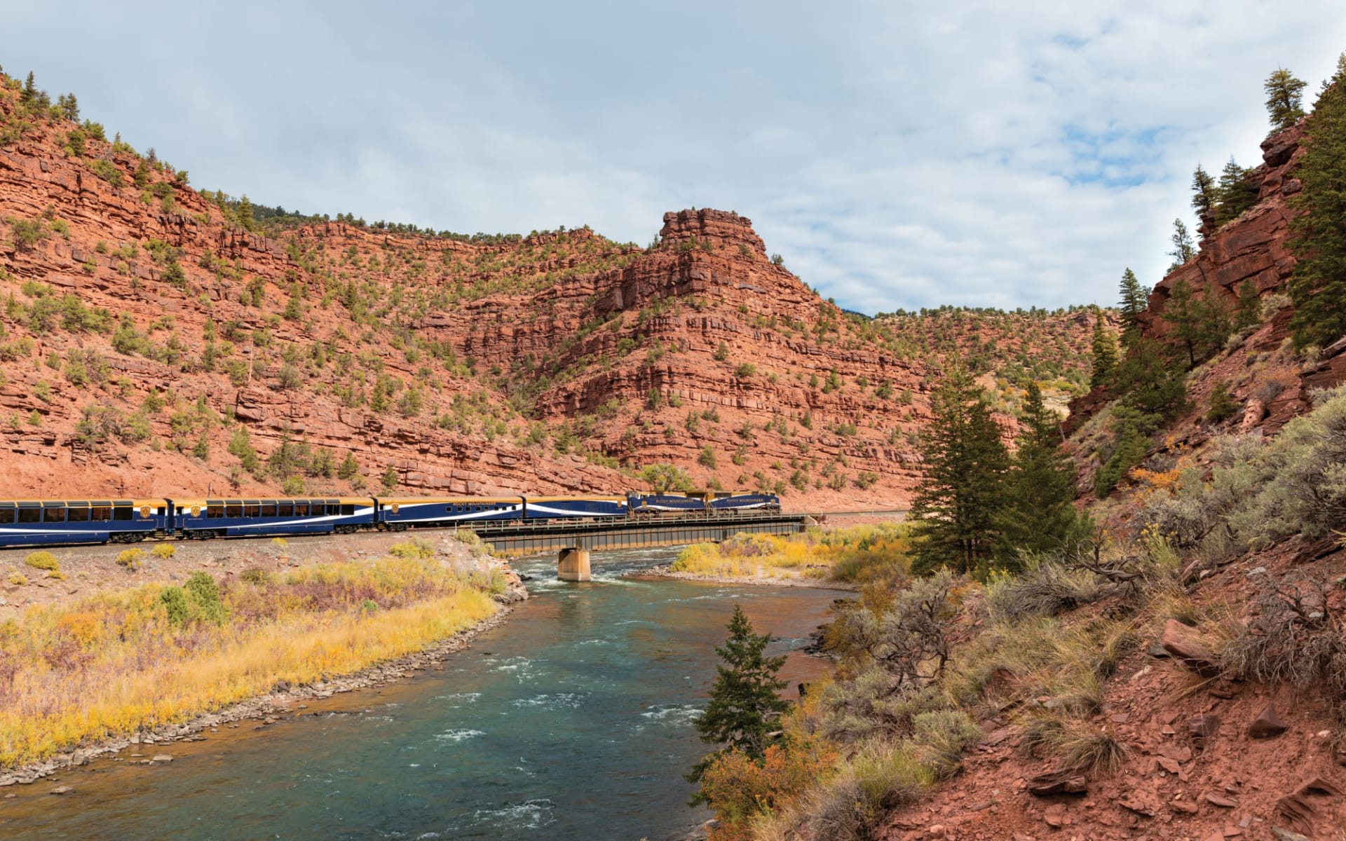Individuelle Bahnreise - Canyon Spirit ab Denver: RM21_RTR_Train_Exterior_Red_Canyon_Edit Individuelle Bahnreise - Canyon Spirit ab Denver: RM21_RTR_Train_Exterior_Red_Canyon_Edit