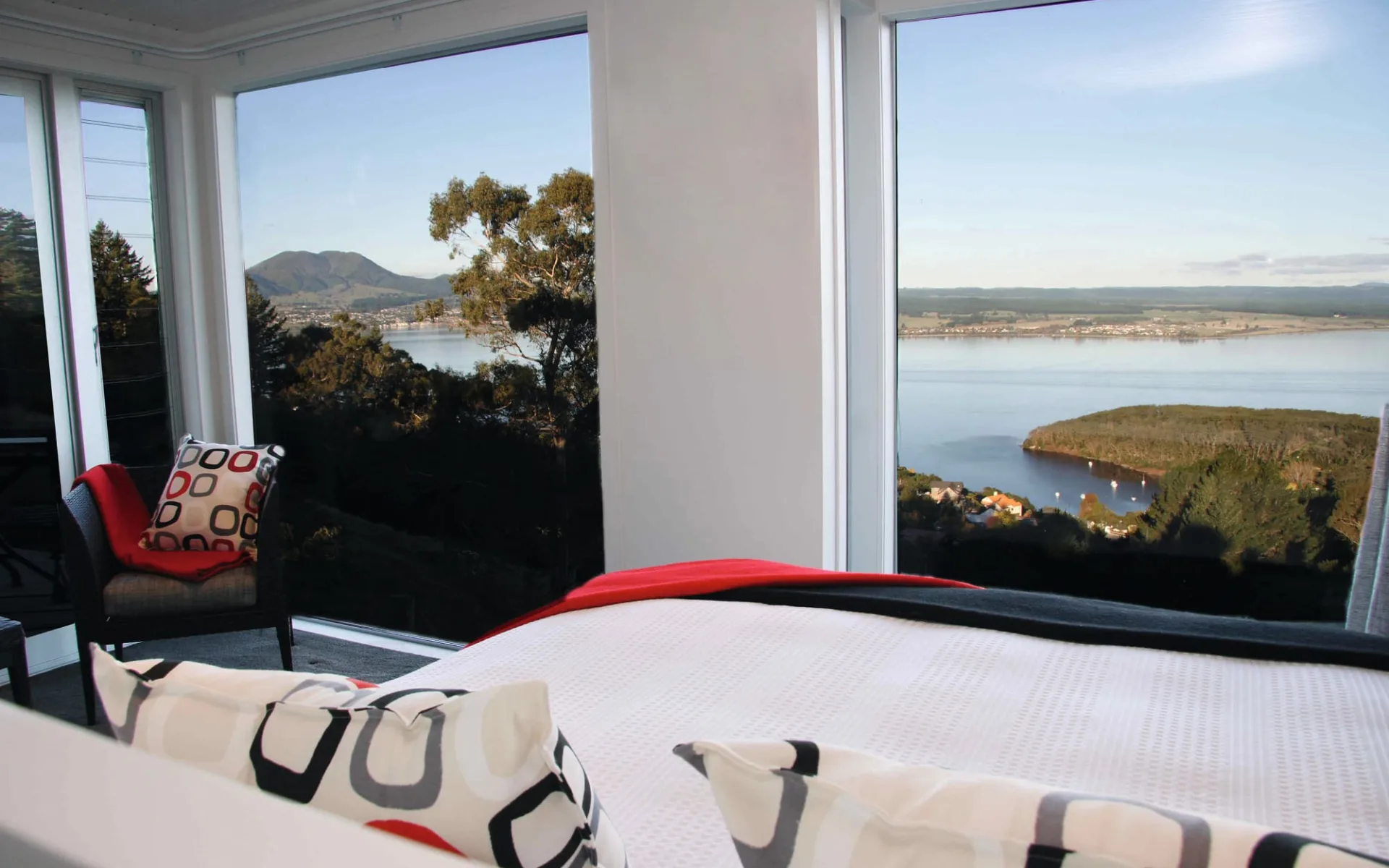 Acacia Cliffs Lodge in Taupo: Acacia Cliffs Lodge Taupo Neuseeland - Zimmer mit Blick auf den Lake Taupo Acacia Cliffs Lodge in Taupo: Acacia Cliffs Lodge Taupo Neuseeland - Zimmer mit Blick auf den Lake Taupo