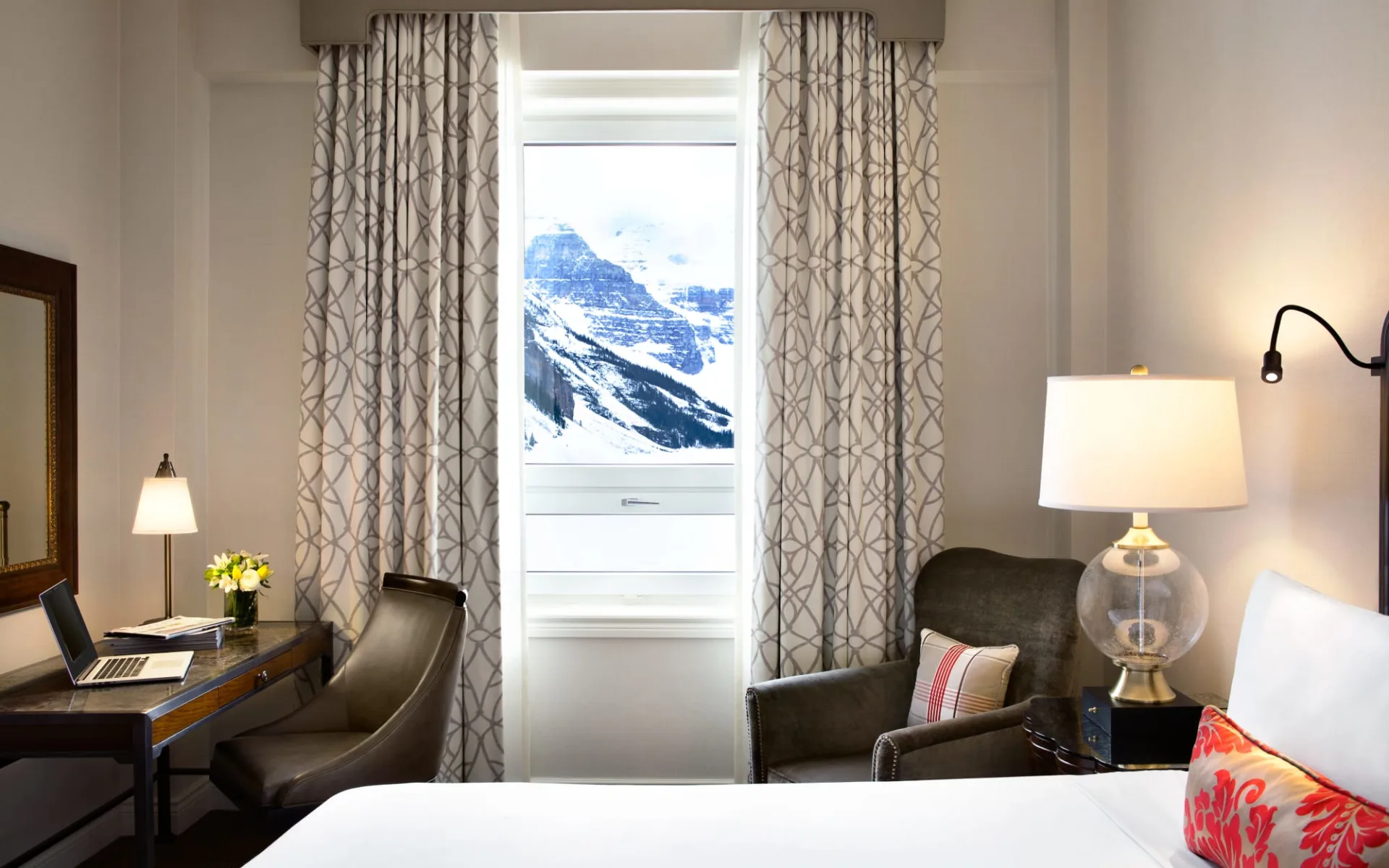 The Fairmont Château Lake Louise: Fairmont Château Lake Louise_FairmontLakeviewRoom1KingBed The Fairmont Château Lake Louise: Fairmont Château Lake Louise_FairmontLakeviewRoom1KingBed