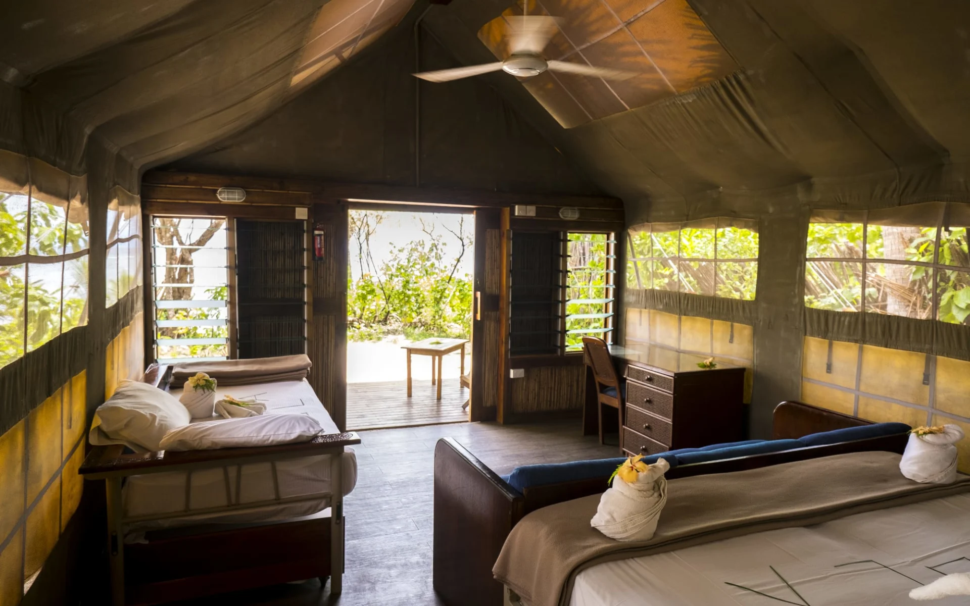 Barefoot Manta Island in Drawaqa Island: Interior Barefoot Manta Island in Drawaqa Island: Interior