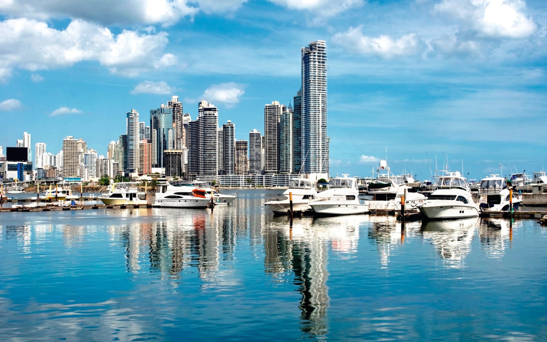 Panama - Costa Rica ab Panama City: Stadt Panama City - Skyline mit Yachhaften c shutterstock Panama - Costa Rica ab Panama City: Stadt Panama City - Skyline mit Yachhaften c shutterstock