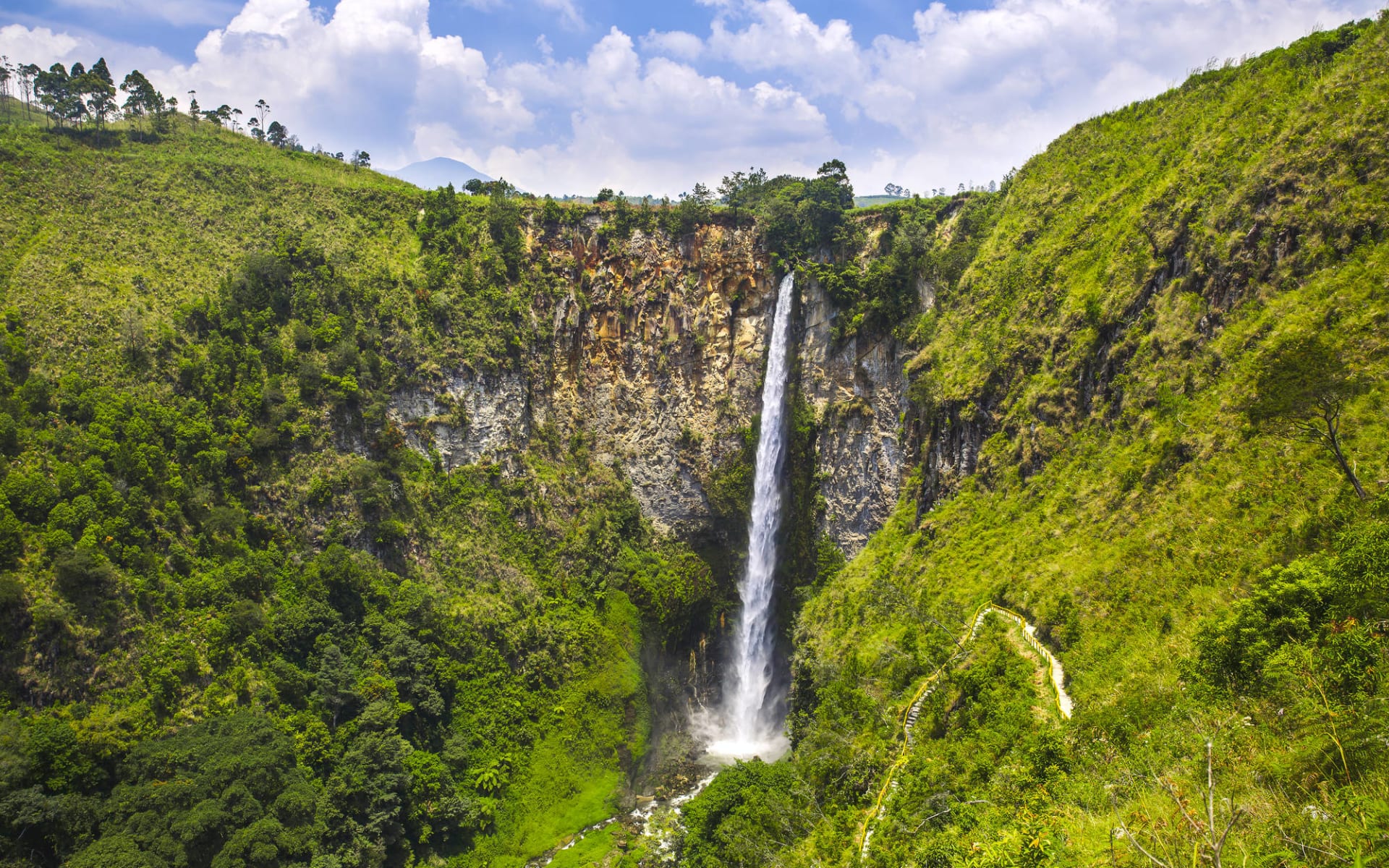 Sumatra Überlandreise ab Medan: Sumatra Sipiso-piso waterfall Sumatra Überlandreise ab Medan: Sumatra Sipiso-piso waterfall