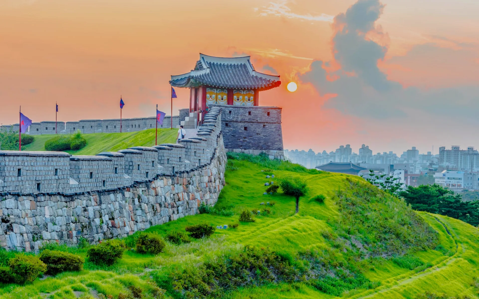 Vielfältiges Südkorea ab Seoul: Sunset at Hwaseong Fortress Suwon