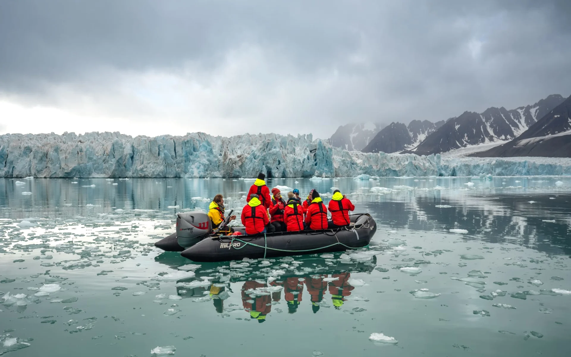 Eisige Wunderwelten – Spitzbergen Grönland & Island eine Leserreise des Tages-Anzeiger & der SonntagsZeitung ab Longyearbyen: Svalbard_Expedition_boat_cruising_HGR_165319_Photo_Jan_Hvizdal Eisige Wunderwelten – Spitzbergen Grönland & Island eine Leserreise des Tages-Anzeiger & der SonntagsZeitung ab Longyearbyen: Svalbard_Expedition_boat_cruising_HGR_165319_Photo_Jan_Hvizdal
