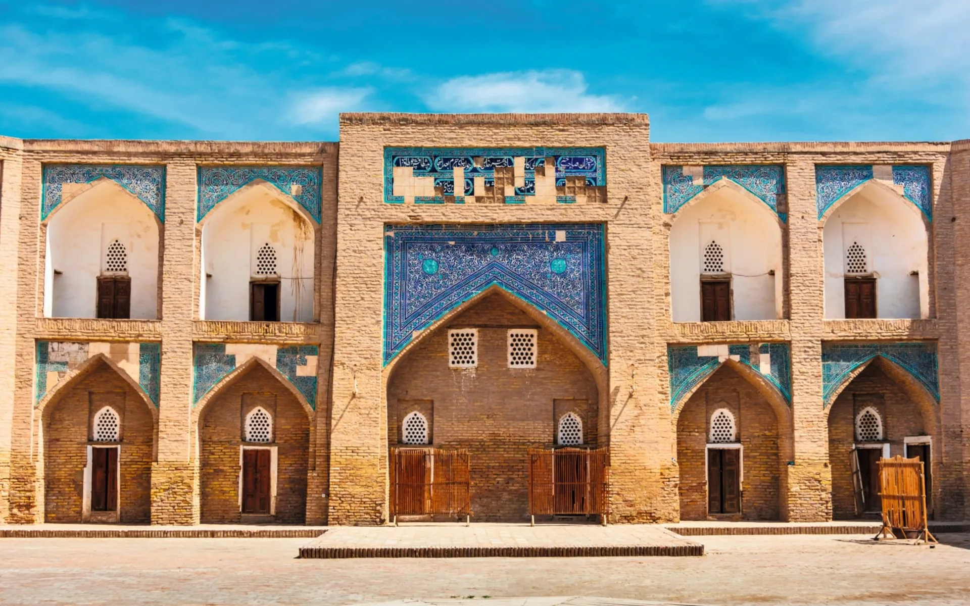 Zentralasiatisches Kaleidoskop ab Bischkek: UZ_Khiva_shutterstock_1481588459_monticello Zentralasiatisches Kaleidoskop ab Bischkek: UZ_Khiva_shutterstock_1481588459_monticello