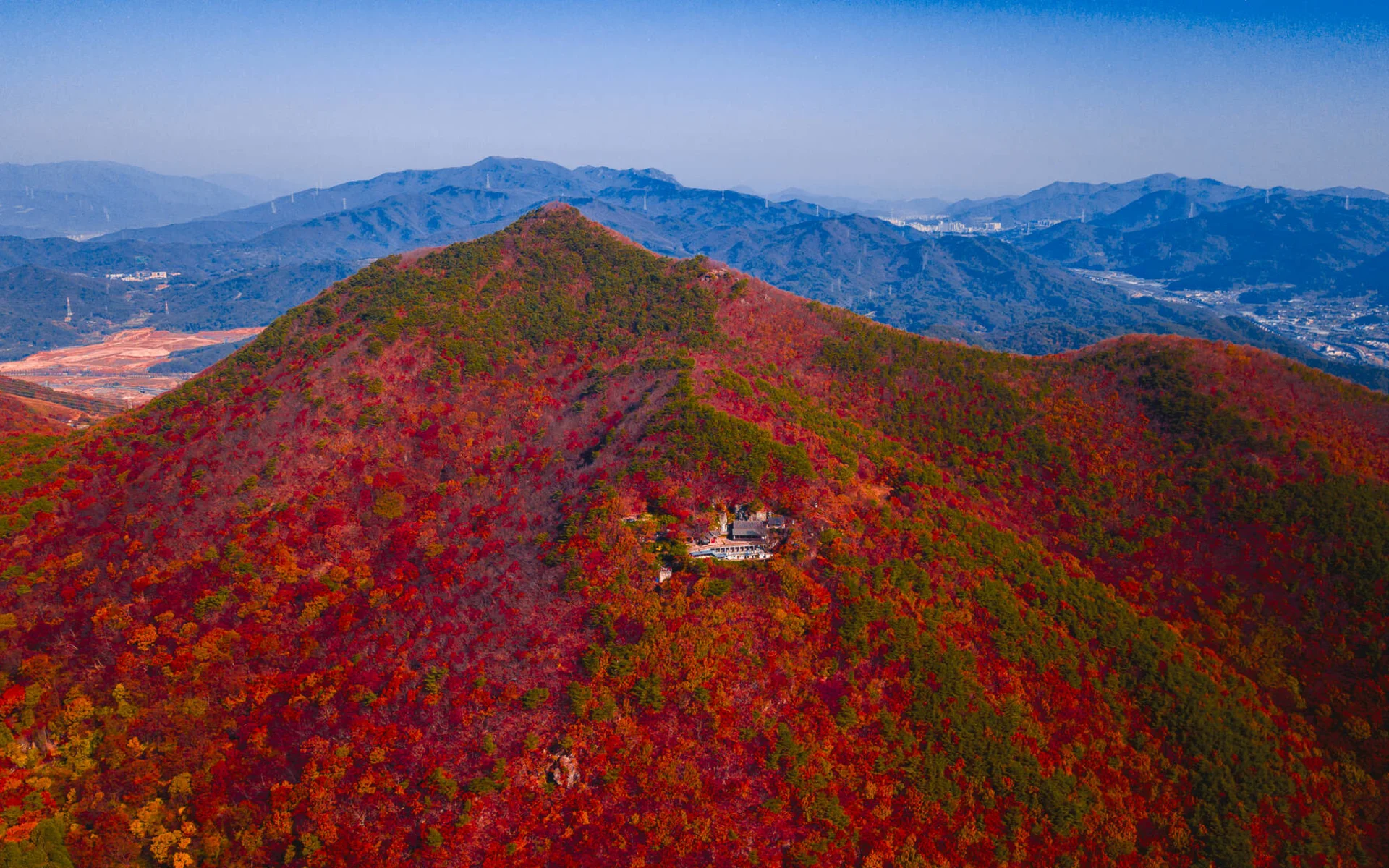 Spirituelles Erlebnis «Temple stay» ab Busan: View over Beomeosa temple in the mountains Spirituelles Erlebnis «Temple stay» ab Busan: View over Beomeosa temple in the mountains