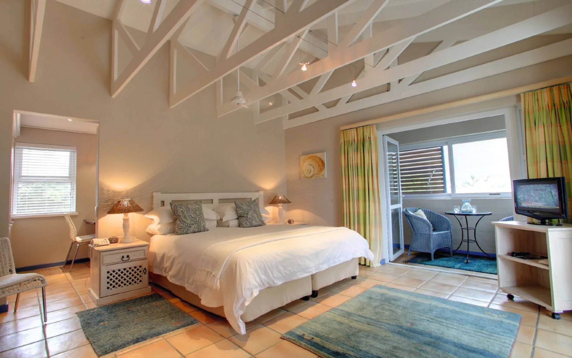 Abalone Guest Lodge in Hermanus: Zimmer Abalone Guest Lodge Schlafzimmer mit kleinem Balkon