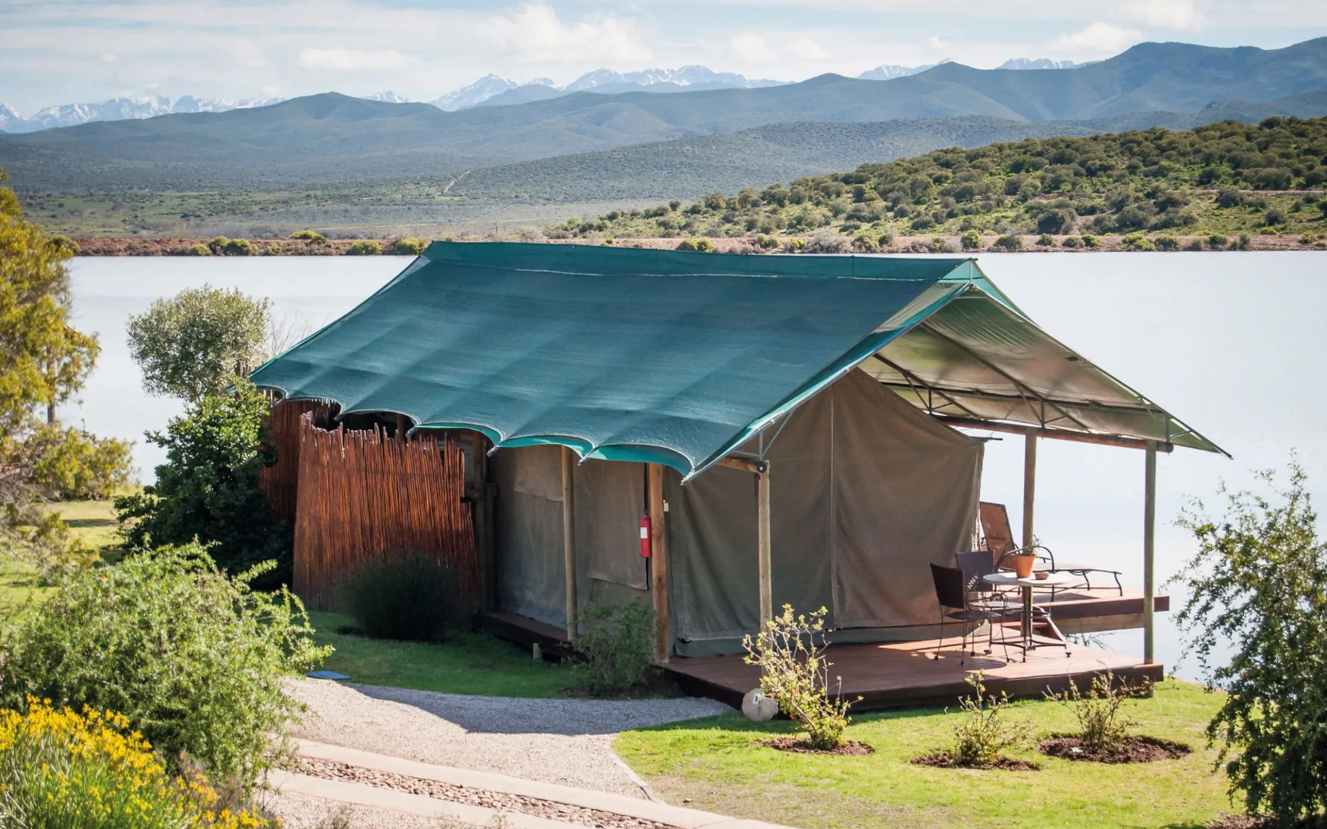 Buffelsdrift Game Lodge in Oudtshoorn: zimmer Buffelsdrift Game Lodge - Chalet am See mit Terrasse Buffelsdrift Game Lodge in Oudtshoorn: zimmer Buffelsdrift Game Lodge - Chalet am See mit Terrasse