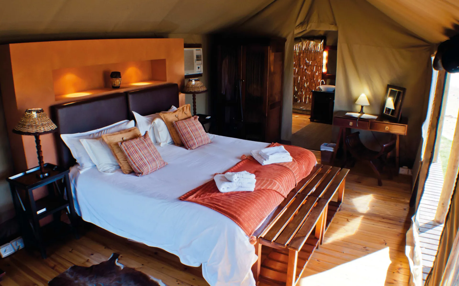 Buffelsdrift Game Lodge in Oudtshoorn: zimmer Buffelsdrift Game Lodge - Zeltzimmer mit Bett Buffelsdrift Game Lodge in Oudtshoorn: zimmer Buffelsdrift Game Lodge - Zeltzimmer mit Bett