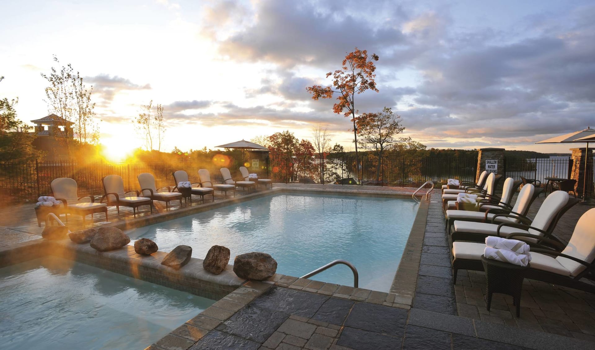 JW Marriott The Rosseau Muskoka Resort & Spa: _ pool JW Marriott Muskoka Pool mit Liegestühlen JW Marriott The Rosseau Muskoka Resort & Spa: _ pool JW Marriott Muskoka Pool mit Liegestühlen