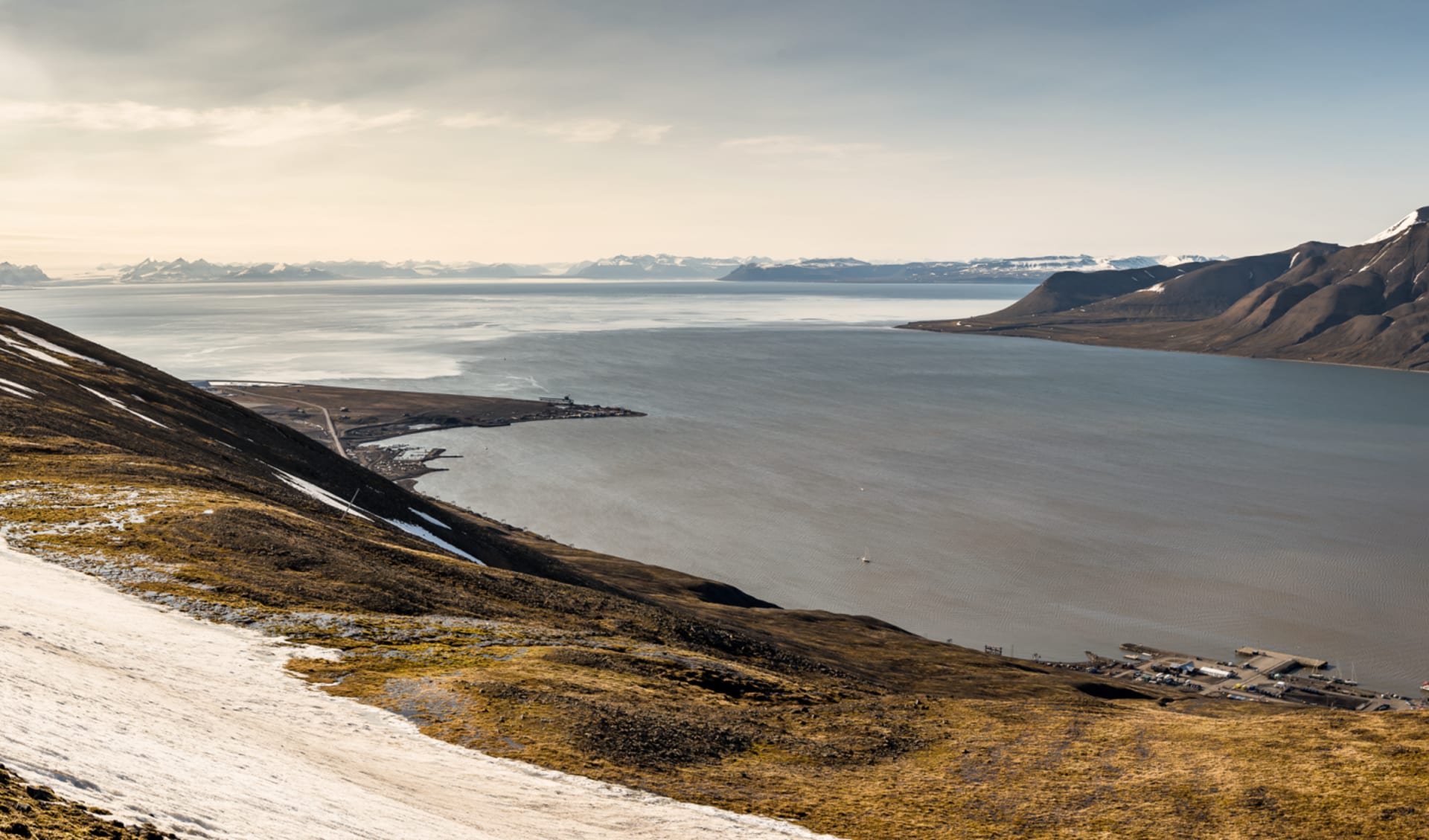 Arktische Stille. Zeitlose Weite ab Longyearbyen: AdobeStock_221674004_BB_1 Arktische Stille. Zeitlose Weite ab Longyearbyen: AdobeStock_221674004_BB_1