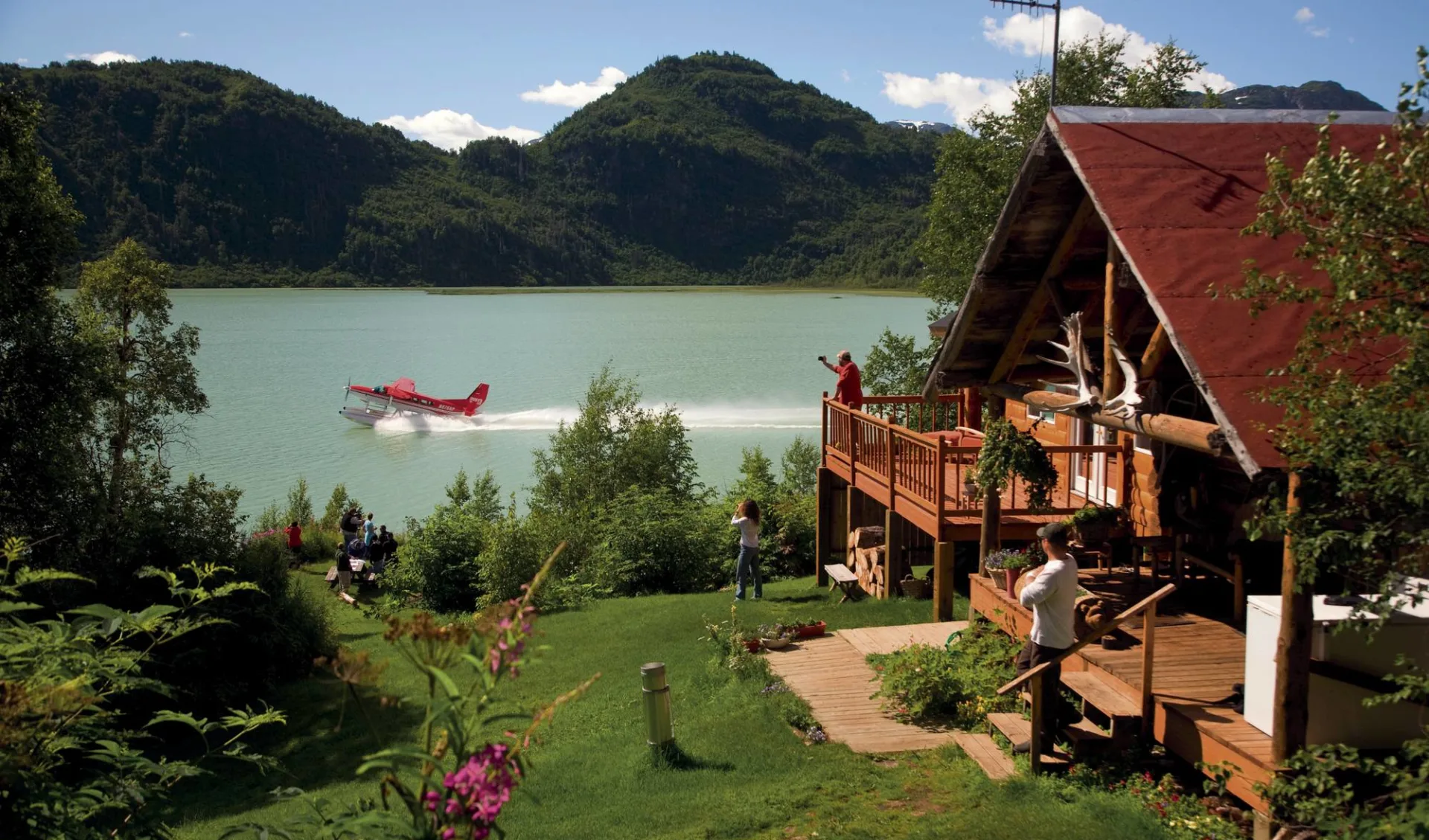 Bärenbeobachtung Redoubt Bay Lodge 2 Tage ab Anchorage: Alaska - Redoubt Bay Lodge - Hauptgebäude