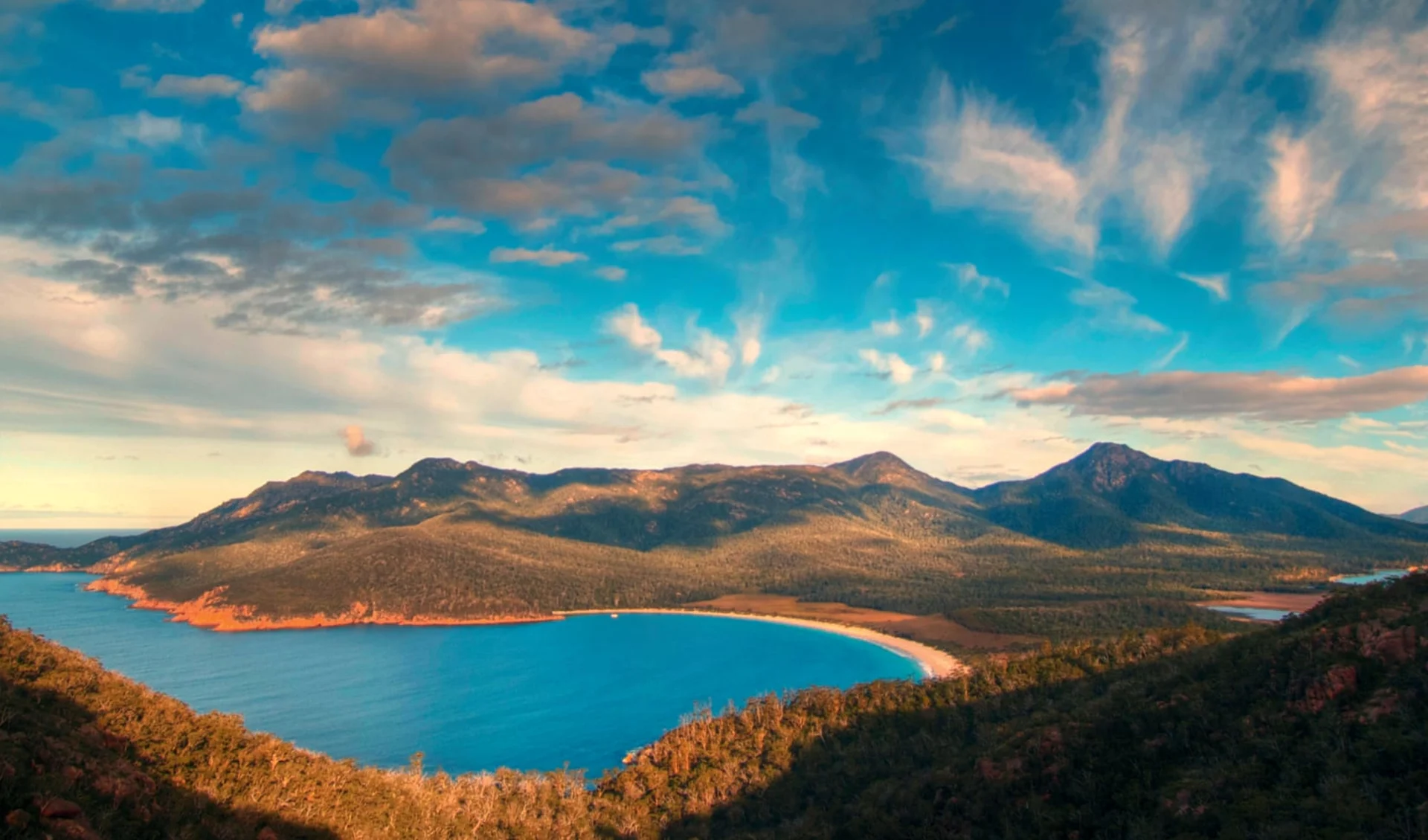 Tasmanian Wonderland ab Hobart: Australia - Tasmania - Freycinet NP - Wineglass Bay - Wolkenhimmel