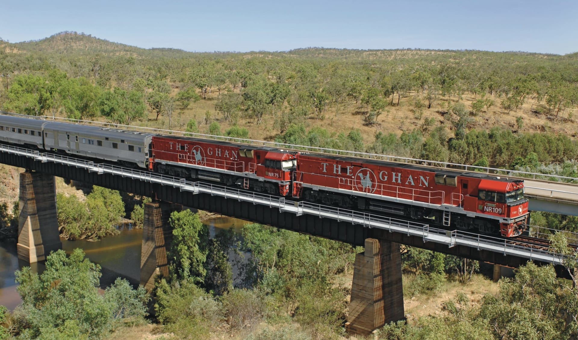 The Ghan von Alice Springs bis Adelaide: Australien - Bahnreisen - The Ghan auf Brücke The Ghan von Alice Springs bis Adelaide: Australien - Bahnreisen - The Ghan auf Brücke