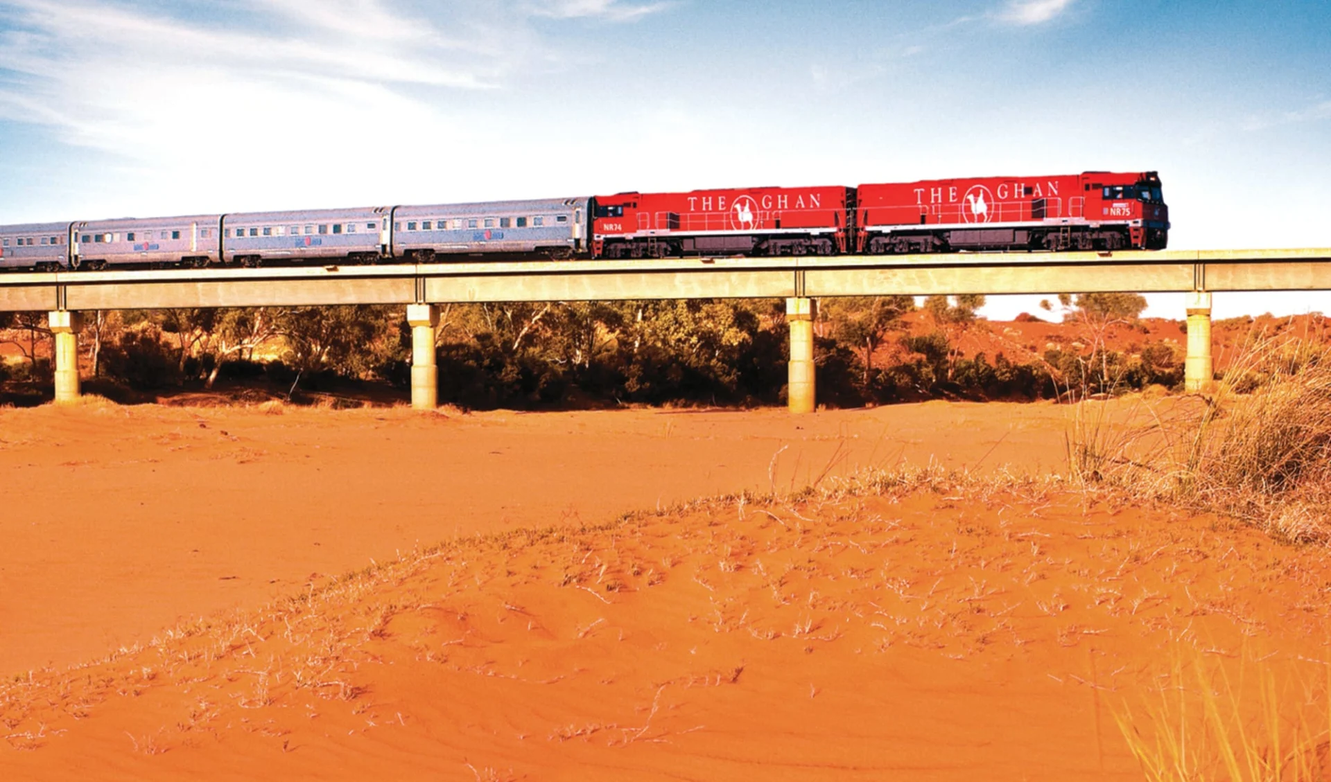 The Ghan von Alice Springs bis Adelaide: Australien - Bahnreisen - The Ghan auf Brücke The Ghan von Alice Springs bis Adelaide: Australien - Bahnreisen - The Ghan auf Brücke