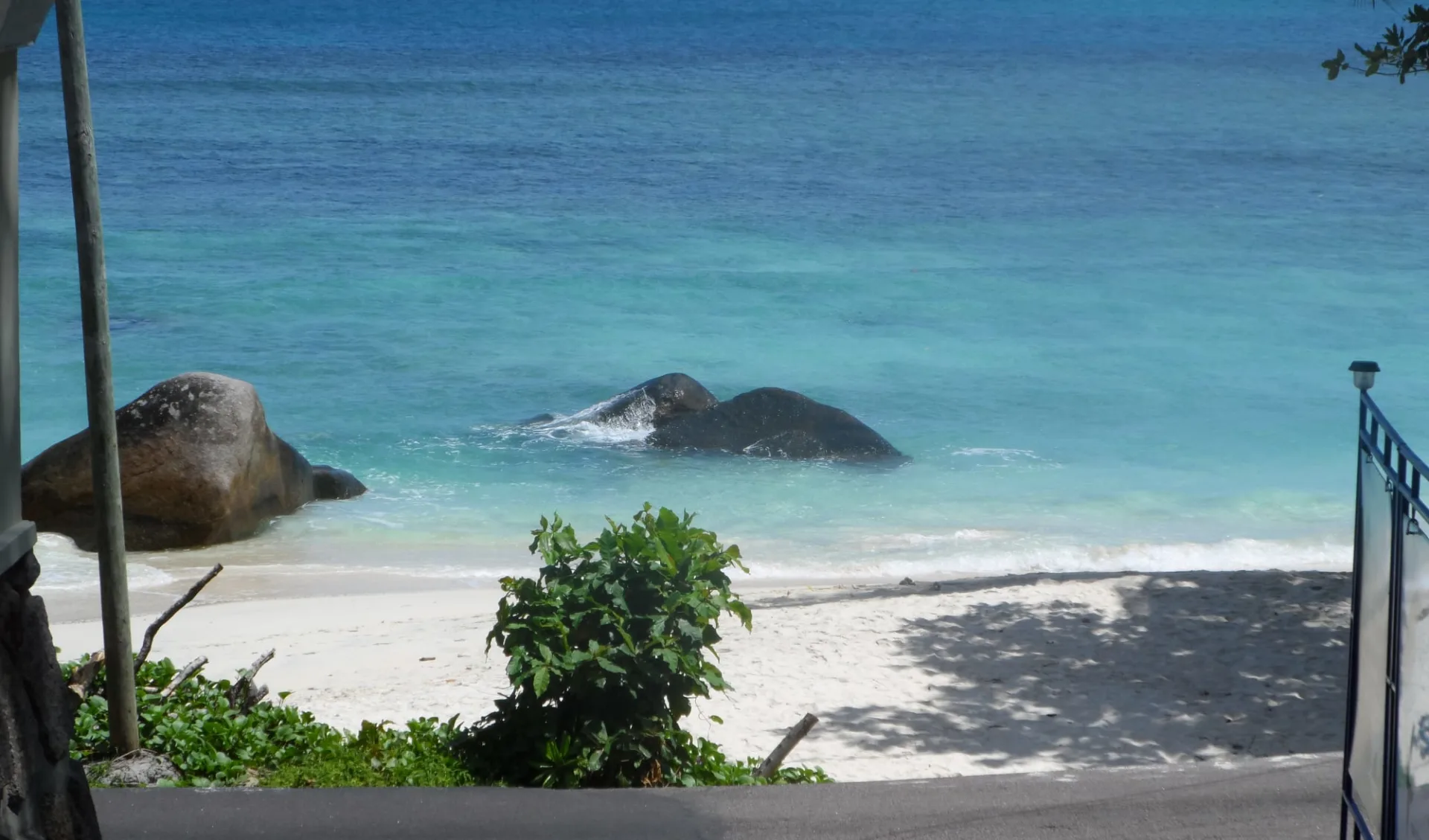 Divers Lodge in Mahé: beach: Divers Lodge in Mahé: beach: