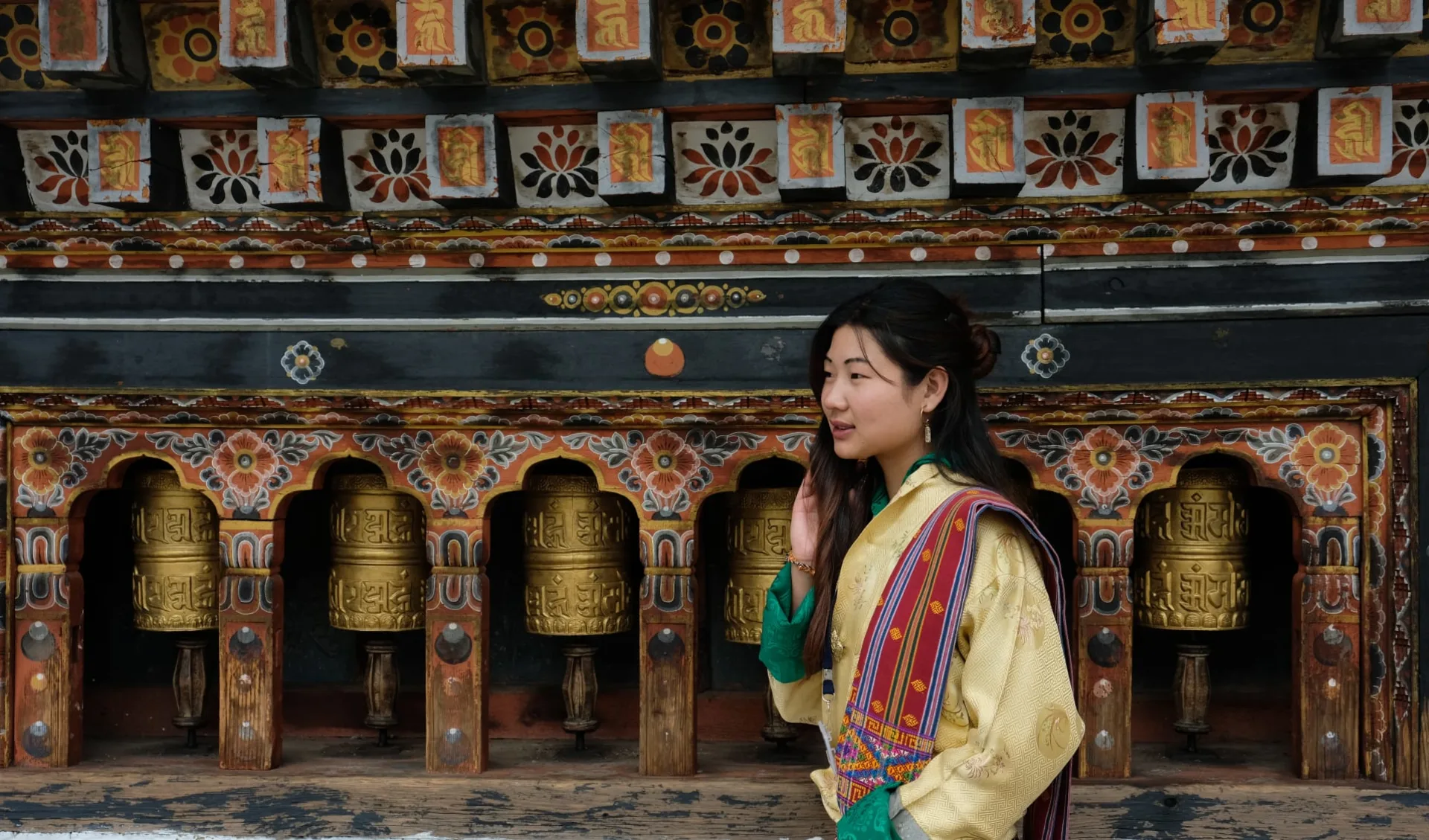 Bhutan aktiv erleben ab Paro: Bhutanese young woman wearing a Kira (national dress) Bhutan aktiv erleben ab Paro: Bhutanese young woman wearing a Kira (national dress)