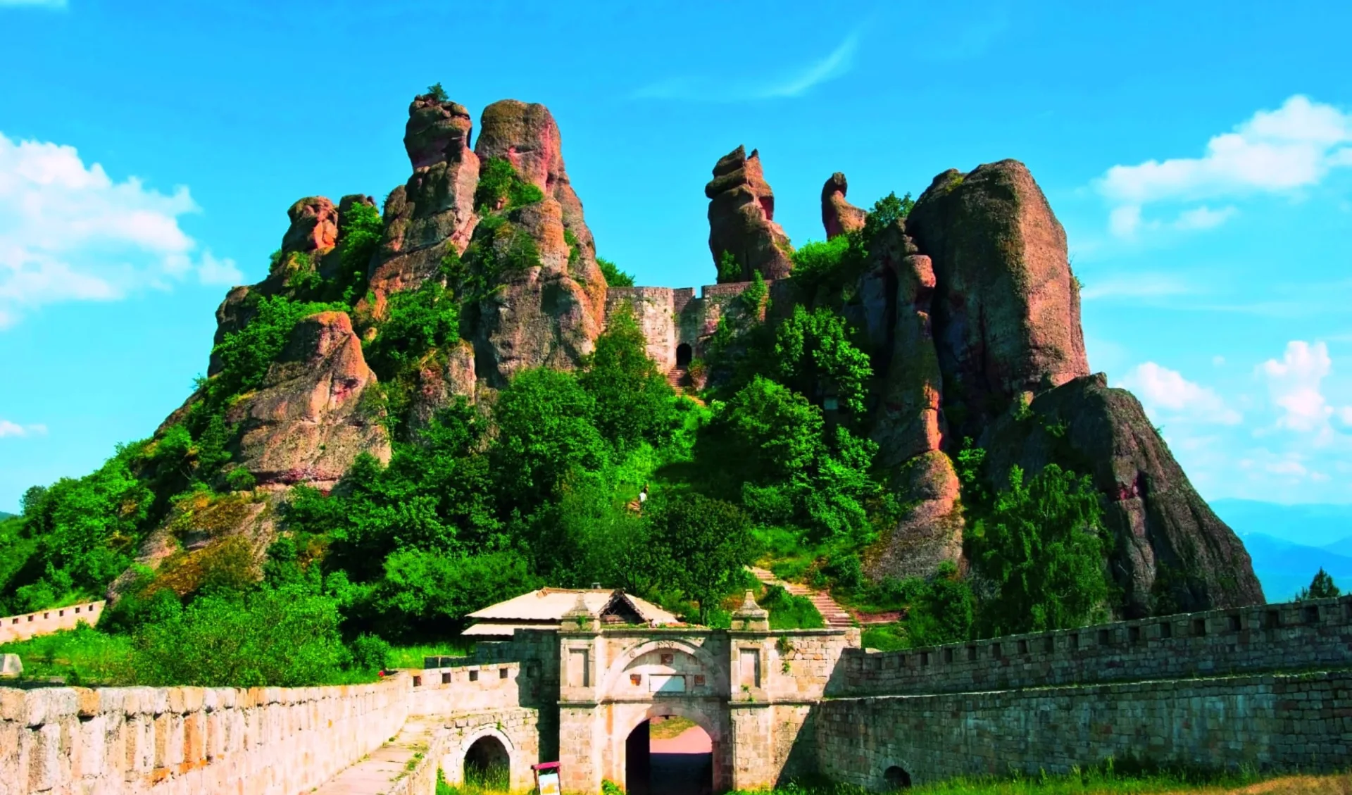 Mit dem Mietwagen zwischen der Hauptstadt und dem Schwarzen Meer ab Sofia: Bulgarien_Belogradschik_shutterstock_118305115_Ilizia Mit dem Mietwagen zwischen der Hauptstadt und dem Schwarzen Meer ab Sofia: Bulgarien_Belogradschik_shutterstock_118305115_Ilizia