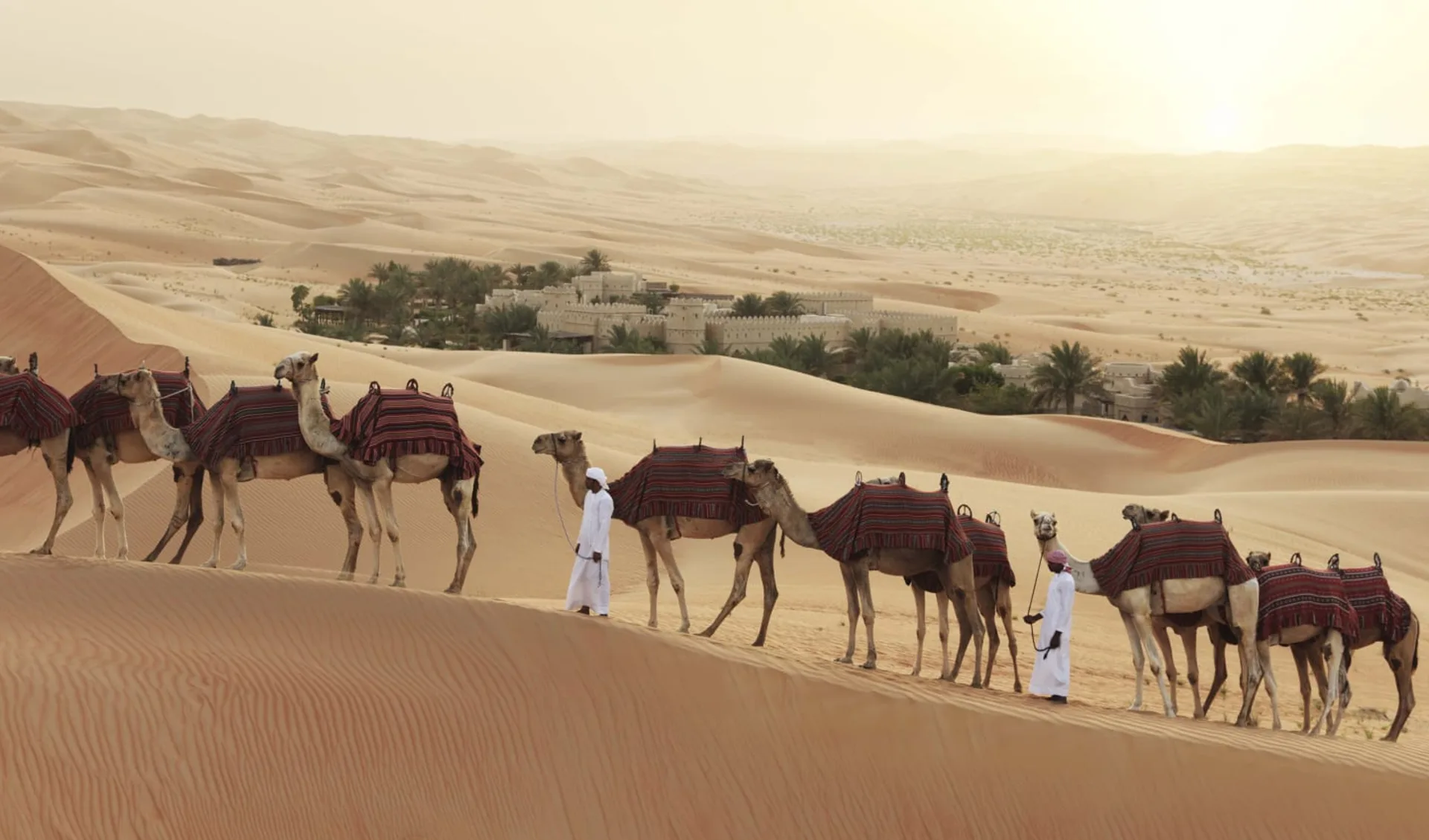 Anantara Qasr Al Sarab Desert Resort in Liwa: exterior: Anantara Qasr Al Sarab Desert Resort in Liwa: exterior: