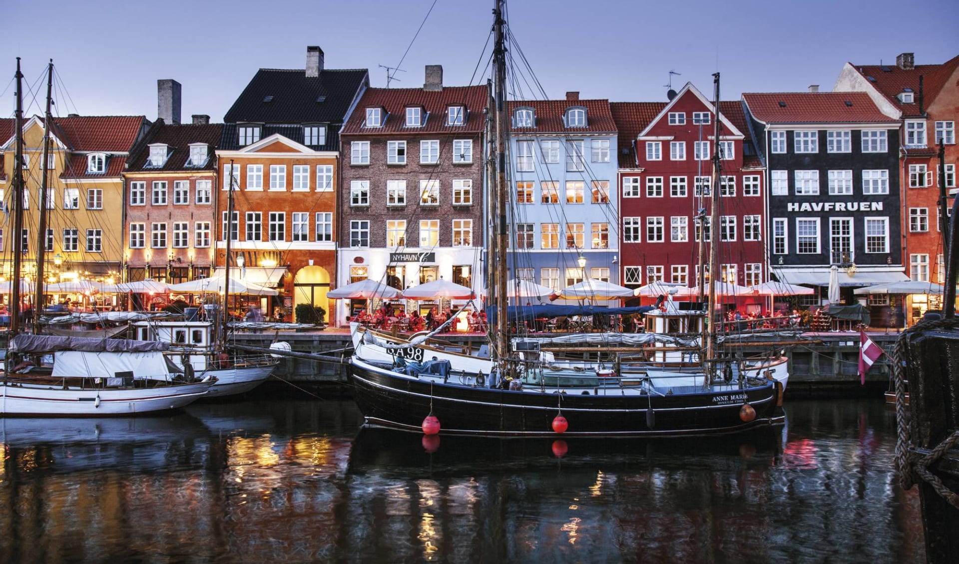 Adventsreise Ostsee ab Hamburg: Copenhagen Nyhavn colorful houses Adventsreise Ostsee ab Hamburg: Copenhagen Nyhavn colorful houses
