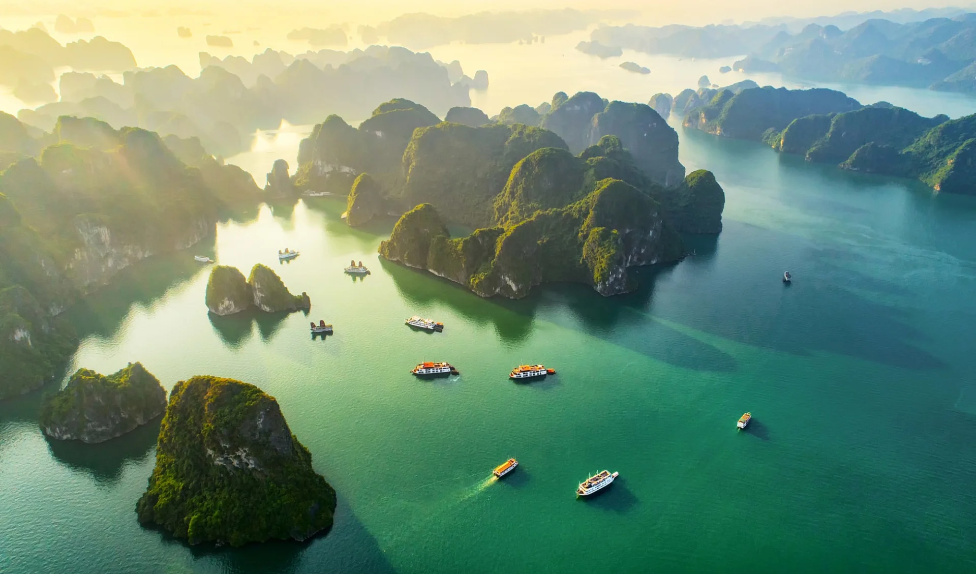 Halong Bucht Kreuzfahrten mit «Bhaya Classic» ab Hanoi: exterior: beach: Dreamy sunset landscape Halong Bay Halong Bucht Kreuzfahrten mit «Bhaya Classic» ab Hanoi: exterior: beach: Dreamy sunset landscape Halong Bay