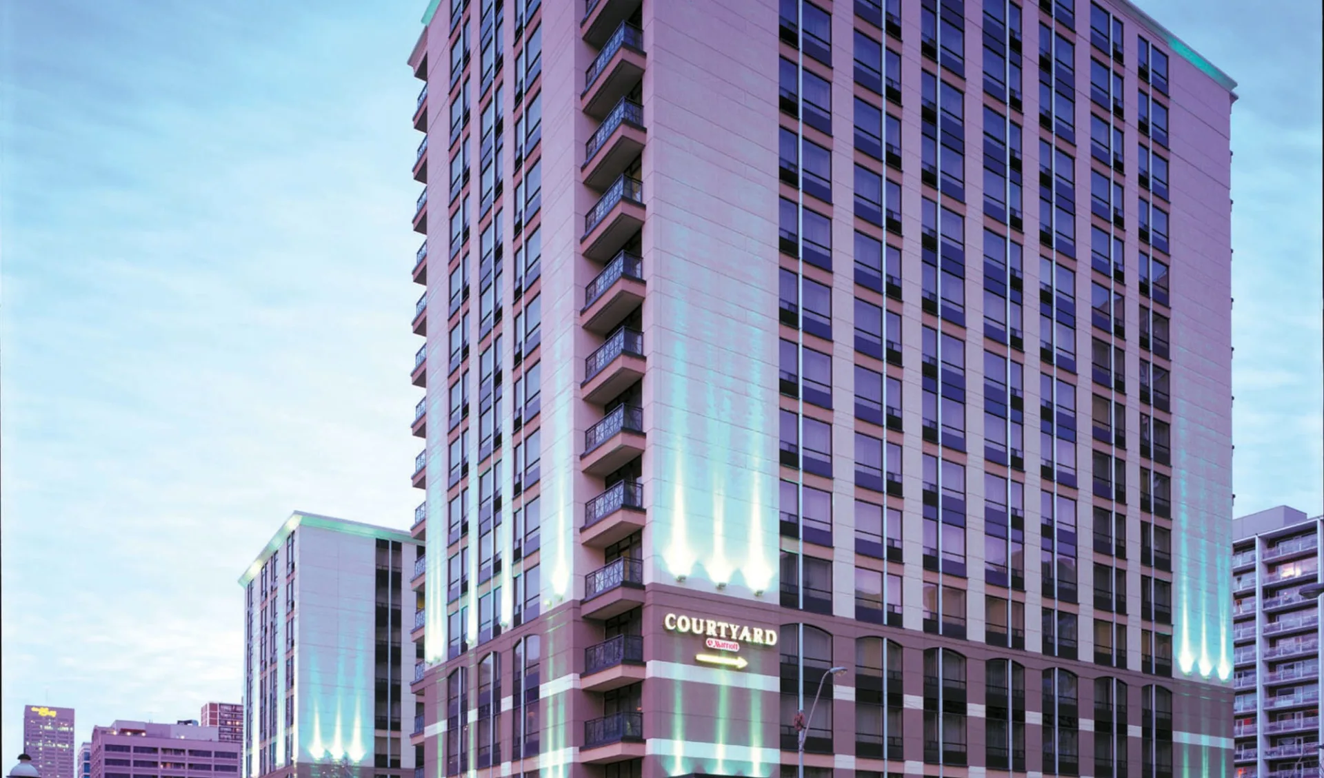 Courtyard by Marriott Toronto:  Courtyard by Marriott Toronto_Evening