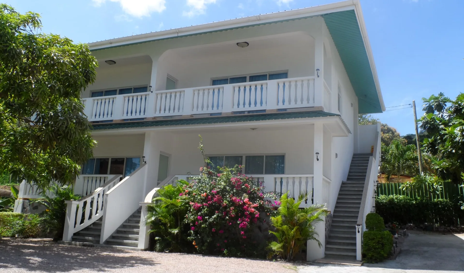Divers Lodge in Mahé: exterior: Divers Lodge in Mahé: exterior: