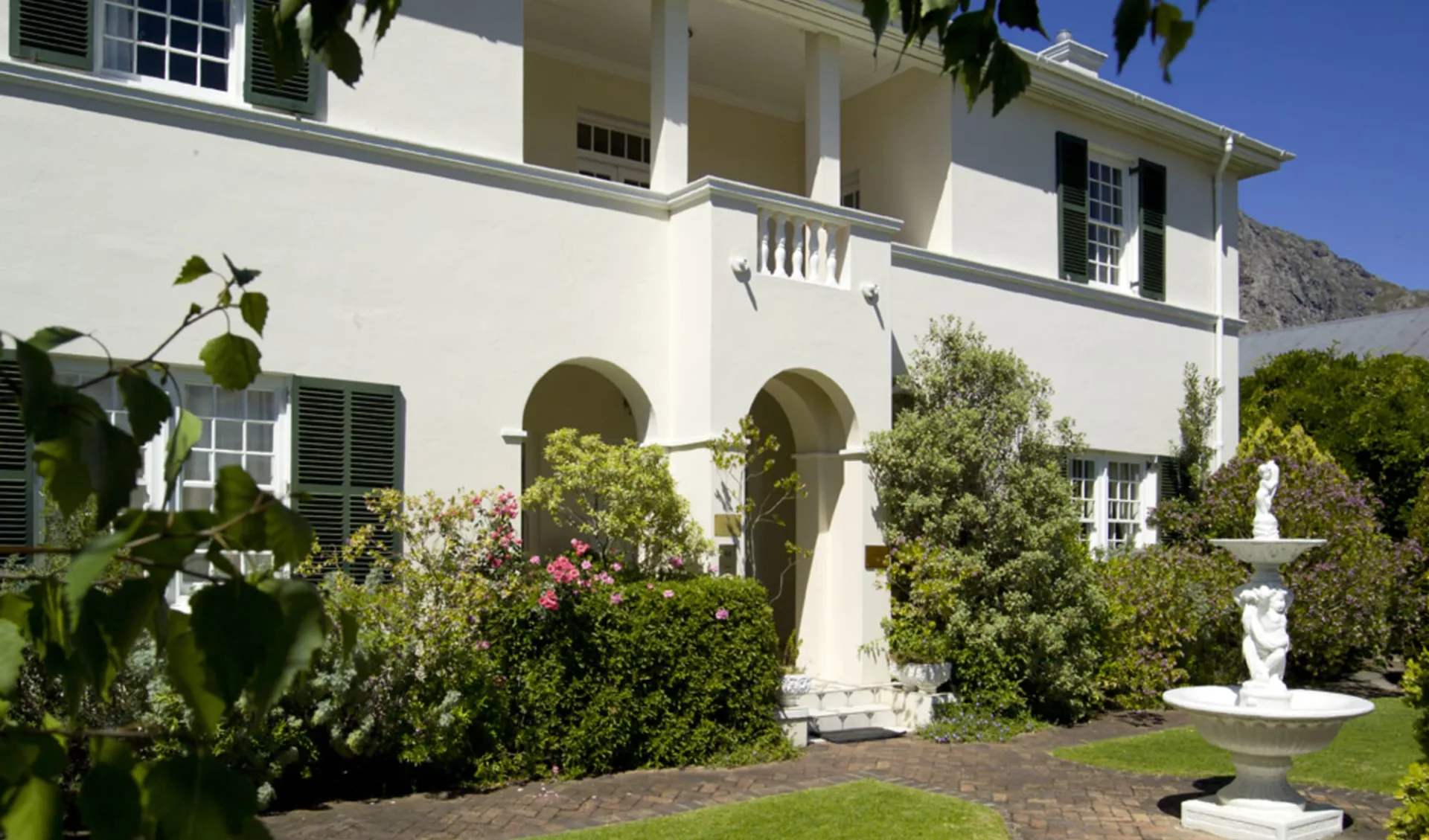 La Fontaine Boutique Hotel in Franschhoek: La Fontaine Guesthouse - Aussenansicht mit Garten La Fontaine Boutique Hotel in Franschhoek: La Fontaine Guesthouse - Aussenansicht mit Garten