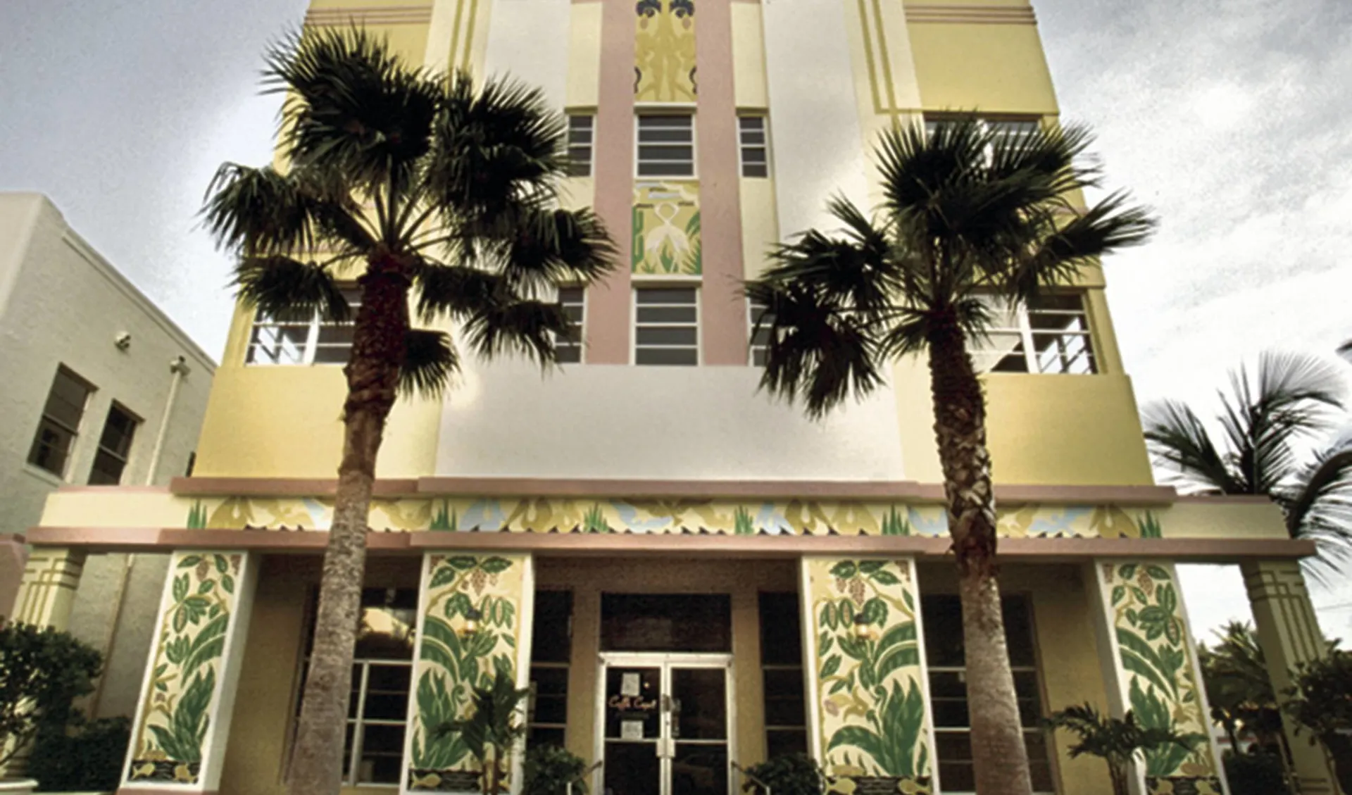 Ocean Five Hotel in Miami Beach: Ocean Five - Hoteleingang mit Palmen Ocean Five Hotel in Miami Beach: Ocean Five - Hoteleingang mit Palmen