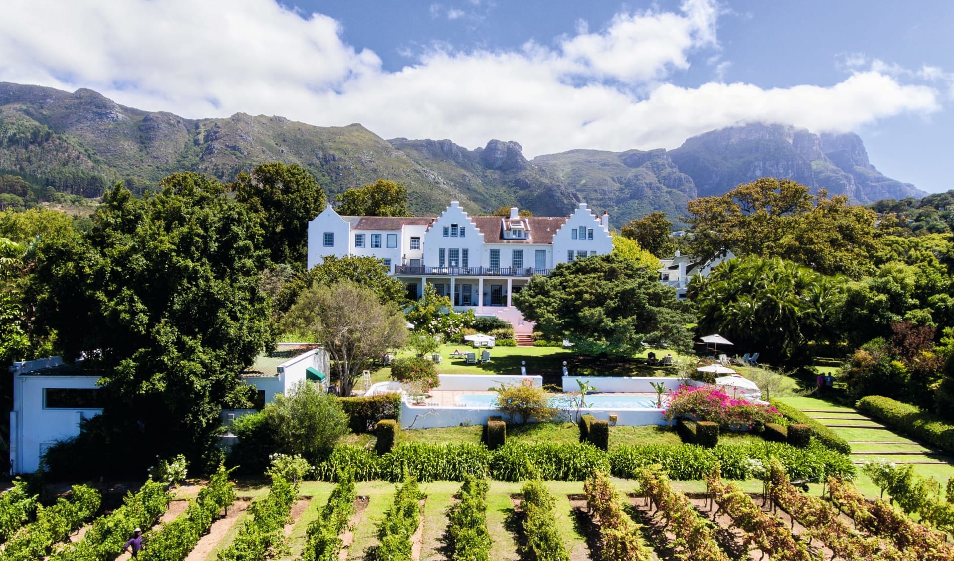 The Cellars-Hohenort in Constantia: exterior The Cellar Hohenort - Aussenansicht mit Bergen im Hintergrund