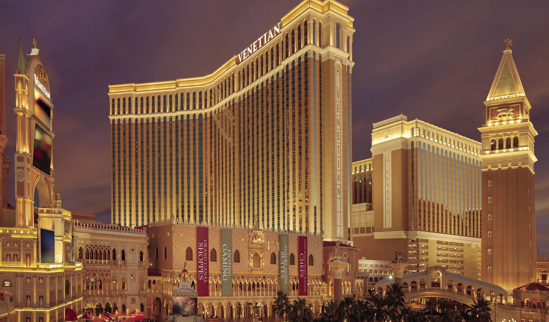 The Venetian Resort & Casino in Las Vegas: exterior the venetian resort and casino hotelanlage bei nacht The Venetian Resort & Casino in Las Vegas: exterior the venetian resort and casino hotelanlage bei nacht