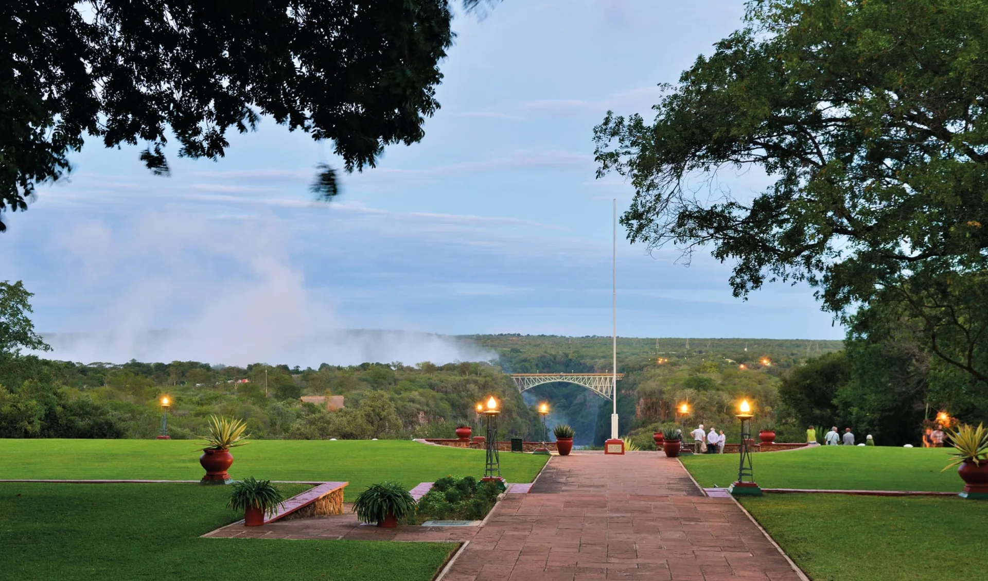 The Victoria Falls Hotel: Victoria Falls Hotel - Aussicht zu den Victoria Falls The Victoria Falls Hotel: Victoria Falls Hotel - Aussicht zu den Victoria Falls