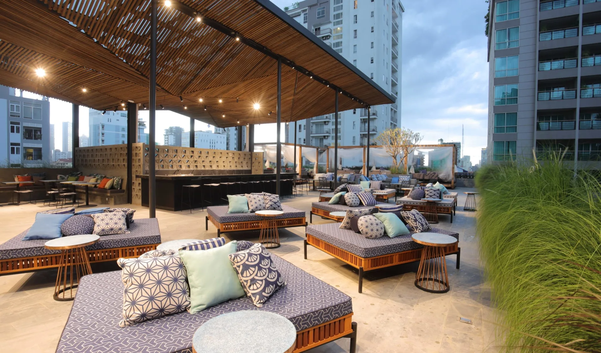 Baitong Hotel & Resort in Phnom Penh:  Lantern Restaurant & Bar